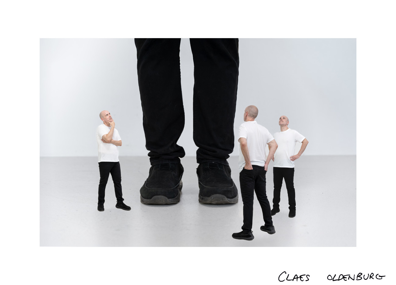 Steve Giasson et Charles-&Eacute;tienne Lebrun. Performance invisible n&deg; 259 (Faire des histoires). D'apr&egrave;s&nbsp;Scott Grieger. Impersonations (Claes Oldenburg). 1970. Performance : Steve Giasson. Cr&eacute;dit photographique et retouches photographiques : Charles-&Eacute;tienne Lebrun. Assistance : Martin Vinette. Galerie B-312. 17 ao&ucirc;t 2025.