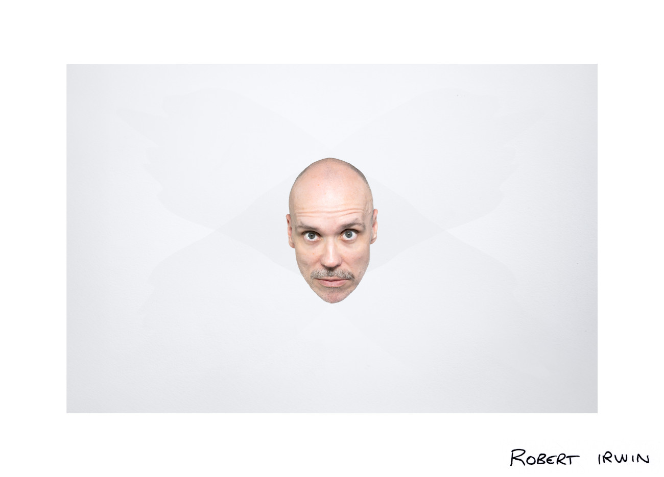 Steve Giasson et Charles-&Eacute;tienne Lebrun. Performance invisible n&deg; 259 (Faire des histoires). D'apr&egrave;s&nbsp;Scott Grieger. Impersonations (Robert Irwin). 1970. Performance : Steve Giasson. Cr&eacute;dit photographique et retouches photographiques : Charles-&Eacute;tienne Lebrun. Assistance : Martin Vinette. Galerie B-312. 17 ao&ucirc;t 2025.