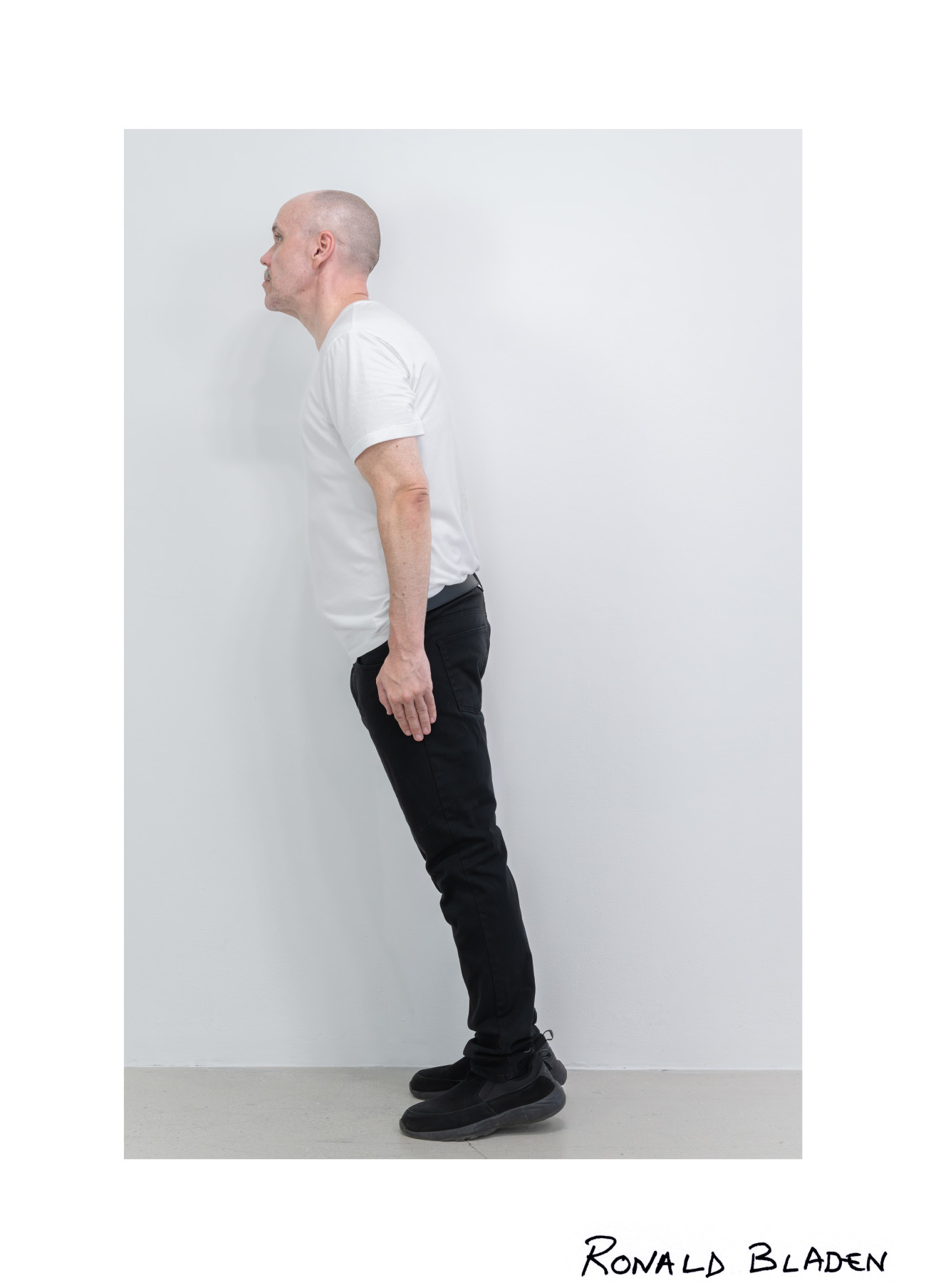 Steve Giasson et Charles-&Eacute;tienne Lebrun. Performance invisible n&deg; 259 (Faire des histoires). D'apr&egrave;s&nbsp;Scott Grieger. Impersonations (Ronald Bladen). 1970. Performance : Steve Giasson. Cr&eacute;dit photographique et retouches photographiques : Charles-&Eacute;tienne Lebrun. Assistance : Martin Vinette. Galerie B-312. 17 ao&ucirc;t 2025.