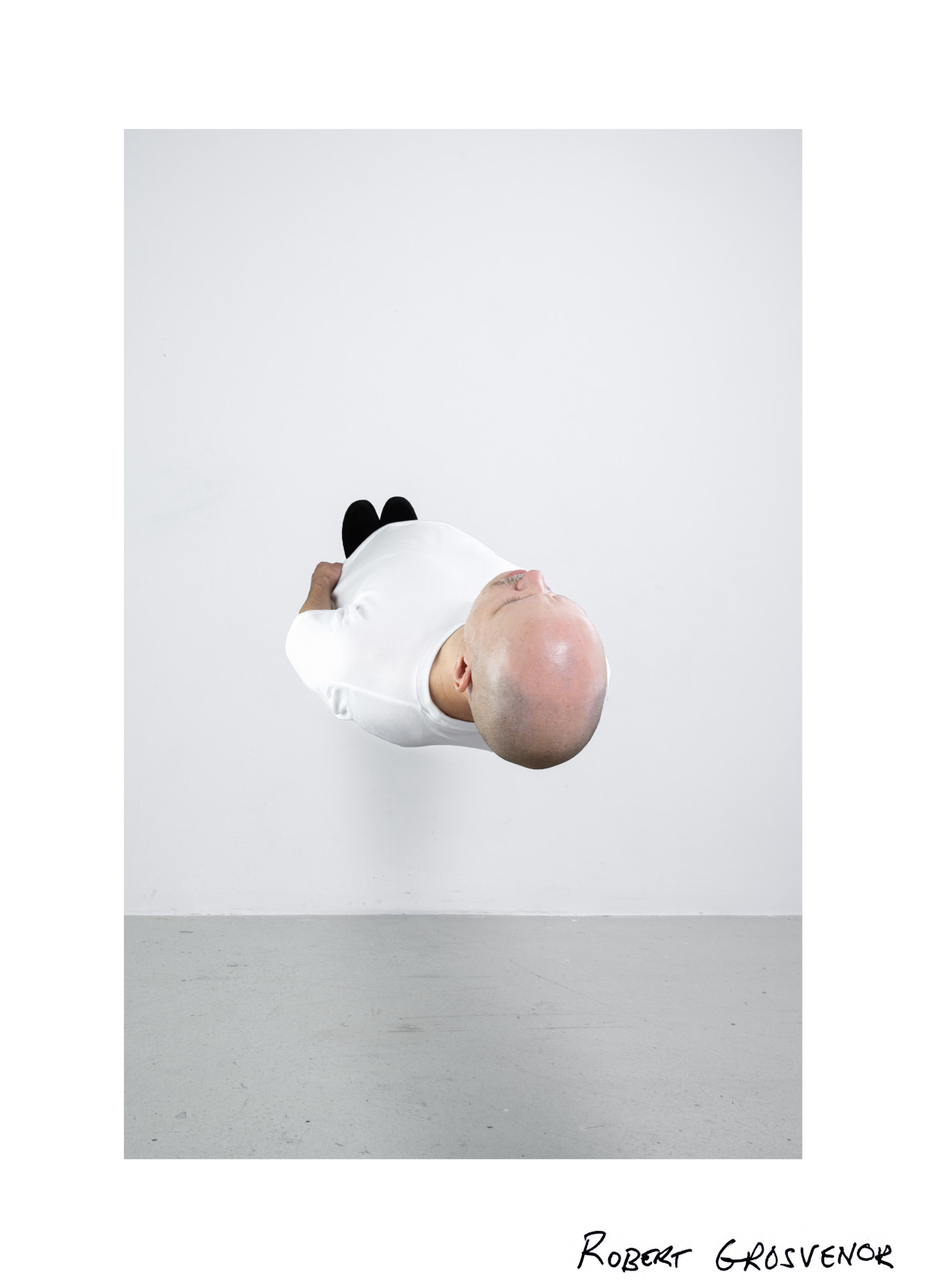 Steve Giasson et Charles-&Eacute;tienne Lebrun. Performance invisible n&deg; 259 (Faire des histoires). D'apr&egrave;s&nbsp;Scott Grieger. Impersonations (Robert Grosvenor). 1970. Performance : Steve Giasson. Cr&eacute;dit photographique et retouches photographiques : Charles-&Eacute;tienne Lebrun. Assistance : Martin Vinette. Galerie B-312. 17 ao&ucirc;t 2025.