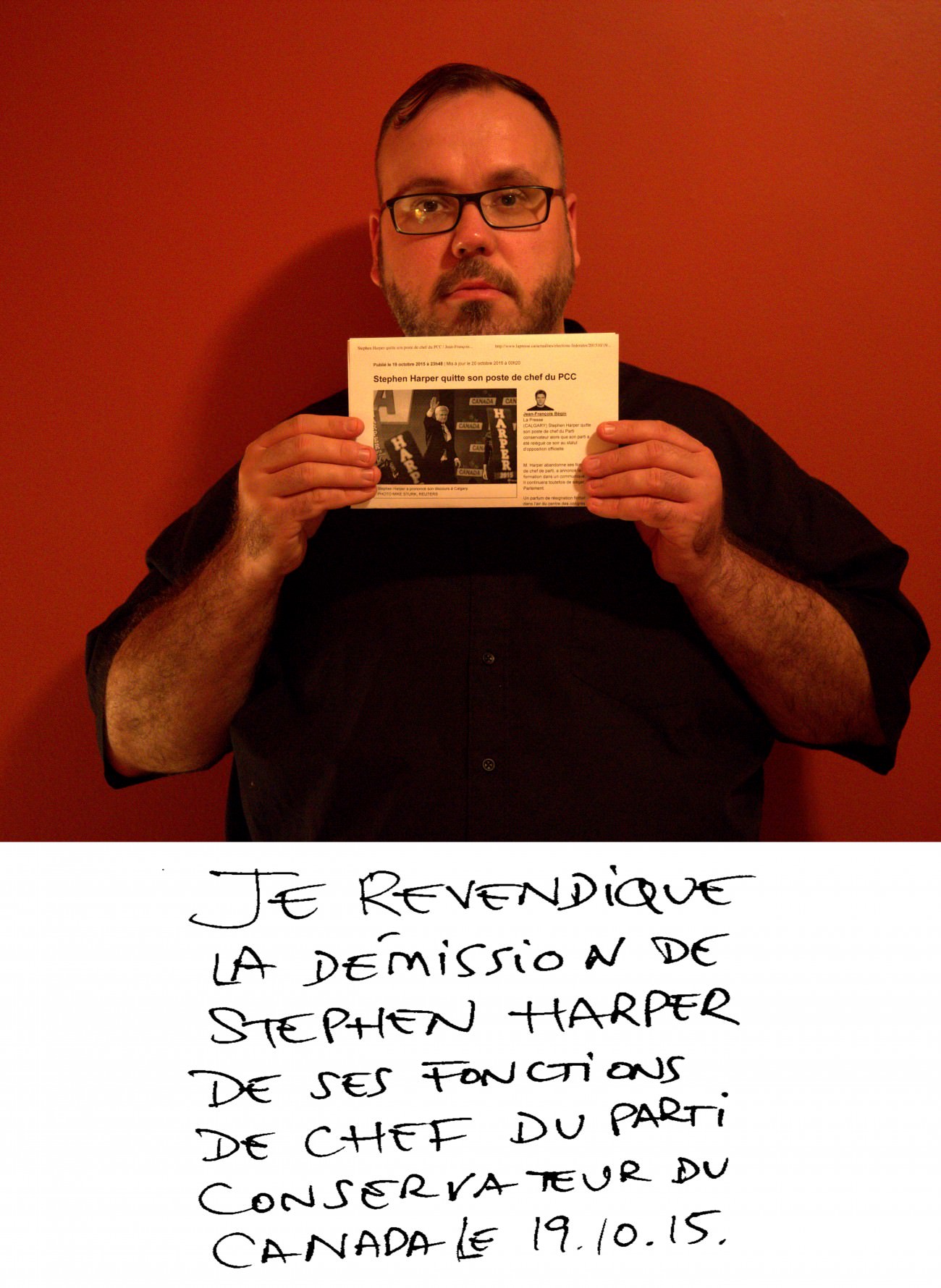 Steve Giasson. Performance invisible n° 31 (Revendiquer la démission du chef d'un parti politique comme œuvre d'art.) D'après Gianni Motti. Revendications : Tremblement de terre, Californie. 1992. Performeur : Steve Giasson. Crédit photographique : Martin Vinette. 20 octobre 2015.