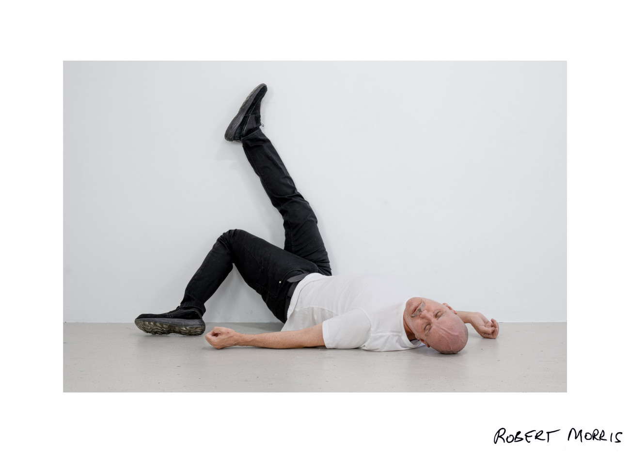 Steve Giasson et Charles-&Eacute;tienne Lebrun. Performance invisible n&deg; 259 (Faire des histoires). D'apr&egrave;s&nbsp;Scott Grieger. Impersonations (Robert Morris). 1970. Performance : Steve Giasson. Cr&eacute;dit photographique et retouches photographiques : Charles-&Eacute;tienne Lebrun. Assistance : Martin Vinette. Galerie B-312. 17 ao&ucirc;t 2025.