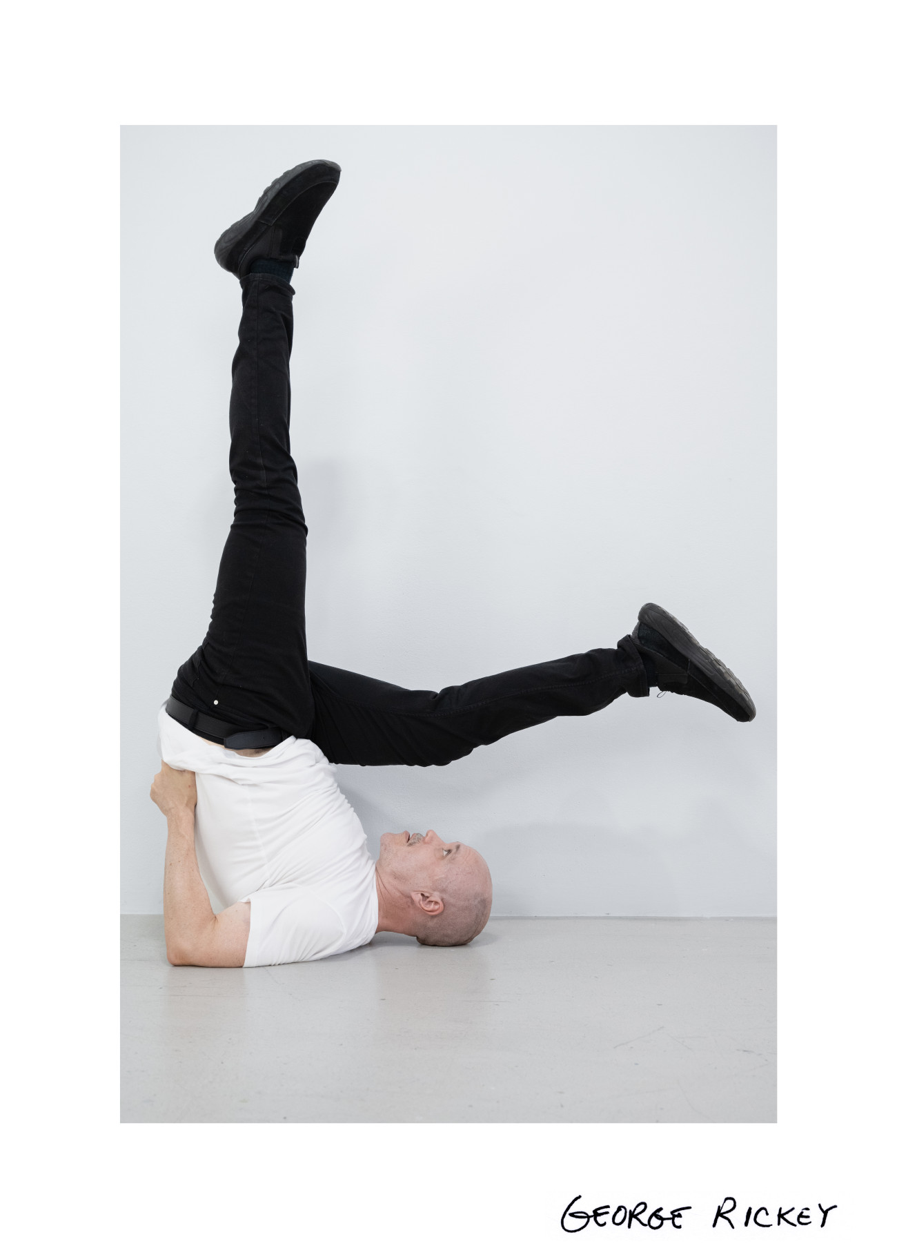 Steve Giasson et Charles-&Eacute;tienne Lebrun. Performance invisible n&deg; 259 (Faire des histoires). D'apr&egrave;s&nbsp;Scott Grieger. Impersonations (George Rickey). 1970. Performance : Steve Giasson. Cr&eacute;dit photographique et retouches photographiques : Charles-&Eacute;tienne Lebrun. Assistance : Martin Vinette. Galerie B-312. 17 ao&ucirc;t 2025.