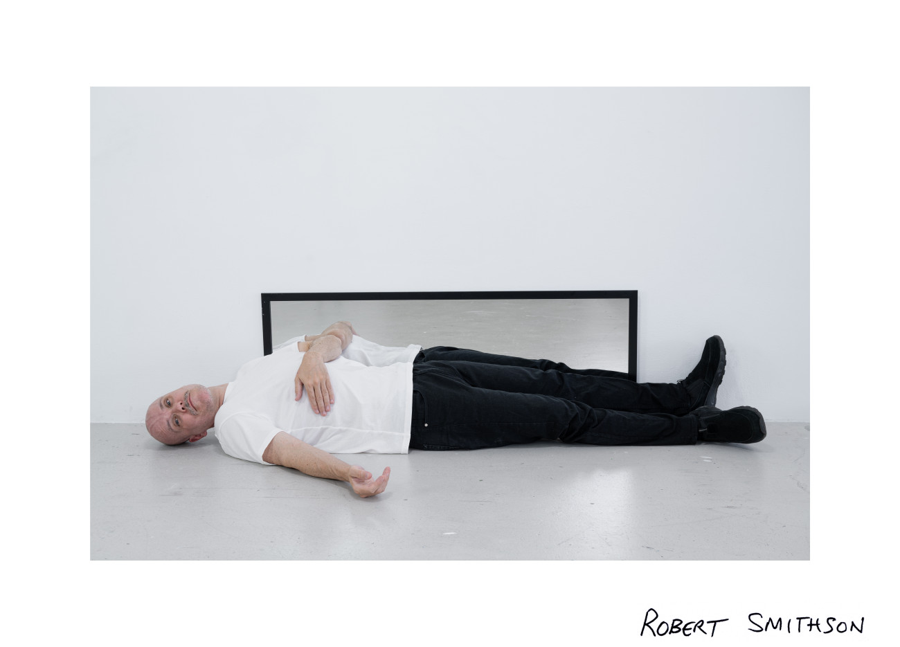 Steve Giasson et Charles-&Eacute;tienne Lebrun. Performance invisible n&deg; 259 (Faire des histoires). D'apr&egrave;s&nbsp;Scott Grieger. Impersonations (Robert Smithson). 1970. Performance : Steve Giasson. Cr&eacute;dit photographique et retouches photographiques : Charles-&Eacute;tienne Lebrun. Assistance : Martin Vinette. Galerie B-312. 17 ao&ucirc;t 2025.