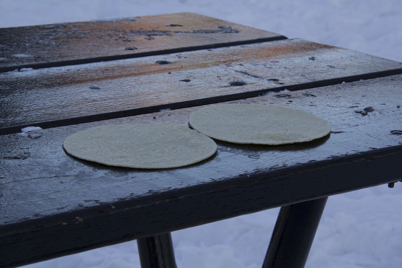 Steve Giasson. Performance invisible n° 78 (Disposer discrètement un objet quelconque contre un autre objet quelconque quasiment identique). Performeur : Steve Giasson. Crédit photographique : Daniel Roy. 23 janvier 2016. 