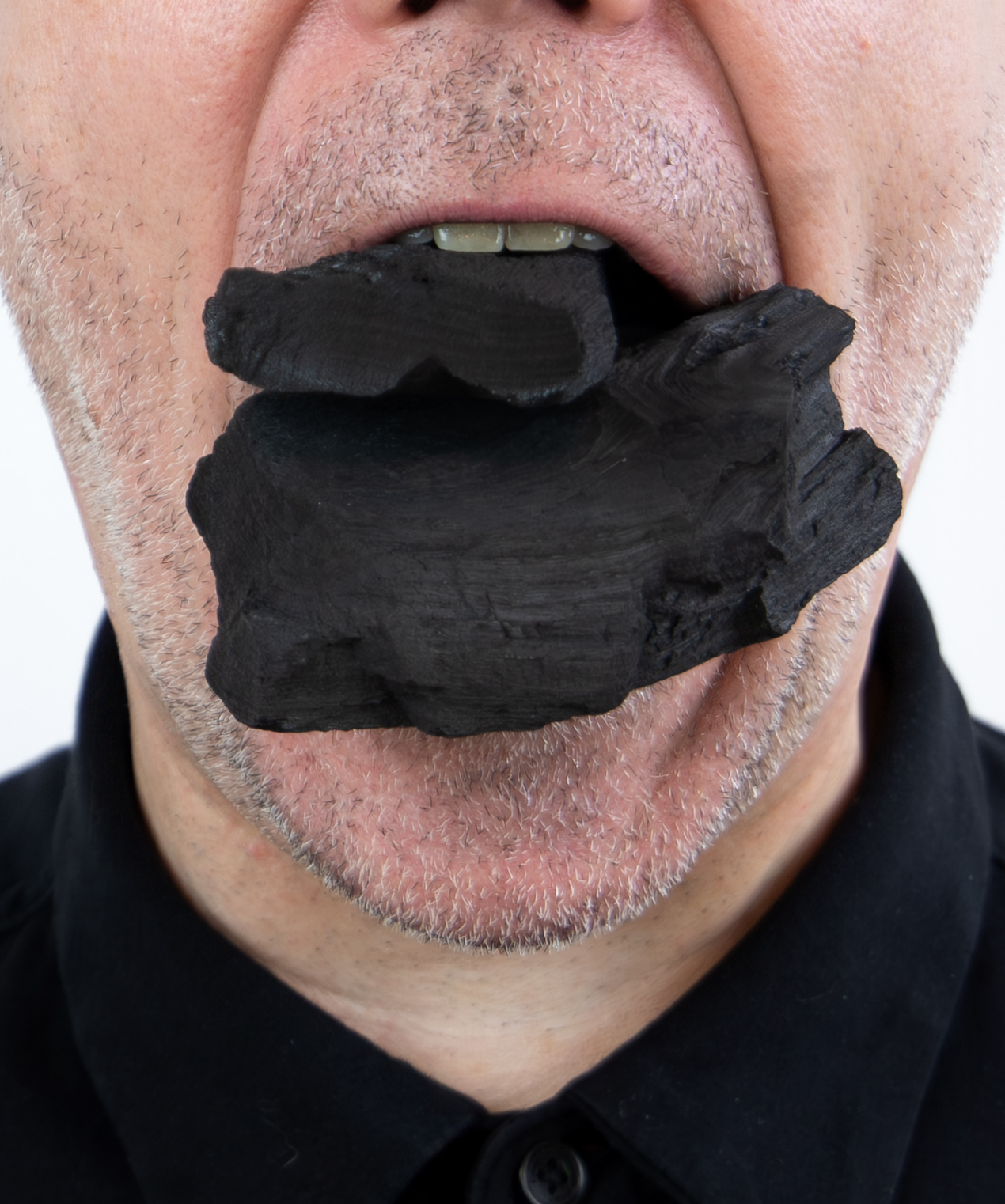 Steve Giasson. Performance invisible n&deg; 265 (Retenir sa langue). Reenactment de Jannis Kounellis. Porta Murata. 1990. Performeur : Steve Giasson. Cr&eacute;dit photographique : Martin Vinette. Retouches photographiques : Charles-&Eacute;tienne Lebrun. Centre des arts actuels SKOL. 17 ao&ucirc;t 2024.