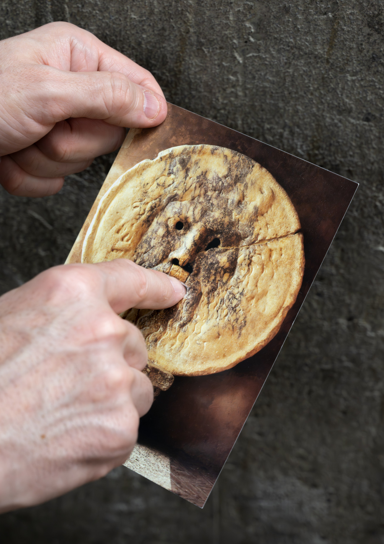 Steve Giasson. Performance invisible n&deg; 269 (N'avoir rien &agrave; cacher). Reenactment de&nbsp;Goran Trbuljak. The Mouth of Truth. 1972.&nbsp;Cr&eacute;dit photographique et retouches photographiques : Charles-&Eacute;tienne Lebrun. Assistance : Danny Gaudreault. 13 janvier 2026.