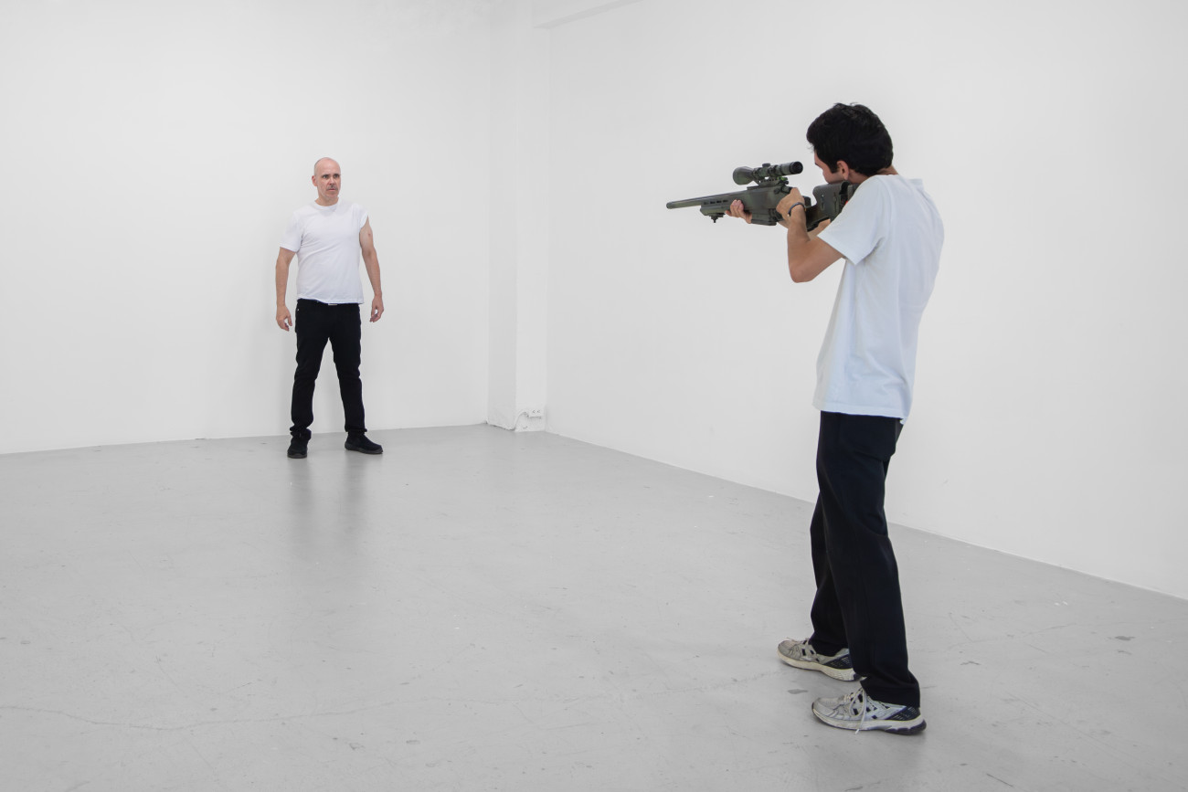 Steve Giasson. Performance invisible n&deg; 291 (Jouer &agrave; la guerre). Reenactment de Chris Burden. Shoot. 1971. Performeurs : Steve Giasson et F&eacute;lix Hould. Cr&eacute;dit photographique et vid&eacute;ographique : Martin Vinette. Retouches photographiques&nbsp;et vid&eacute;ographiques : Charles-&Eacute;tienne Lebrun. Galerie B-312. 15 ao&ucirc;t 2025.