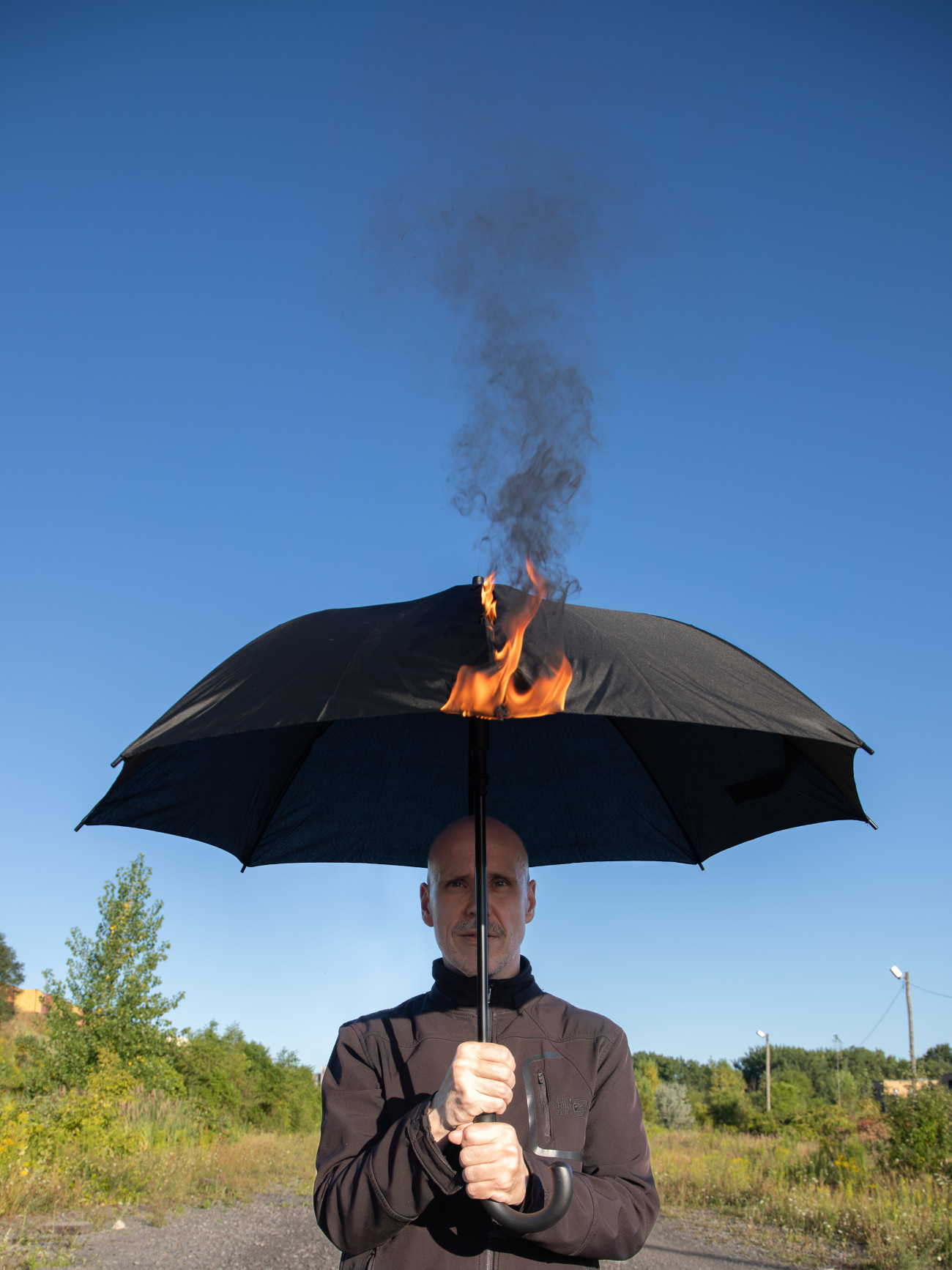 Steve Giasson. Performance invisible&nbsp;n&deg; 301&nbsp;(M&eacute;diter le d&eacute;sastre). Reenactment d&rsquo;Alex Sadkowsky, Titine Mensch et Candid Lang. f&uuml;r Dr. R. Z. in Kofferraum der Welt. 1971. Performeur : Steve Giasson. Cr&eacute;dit photographique : Martin Vinette. Assistance&nbsp;: F&eacute;lix Hould. Retouches photographiques : Charles-&Eacute;tienne Lebrun. 15 ao&ucirc;t 2025.