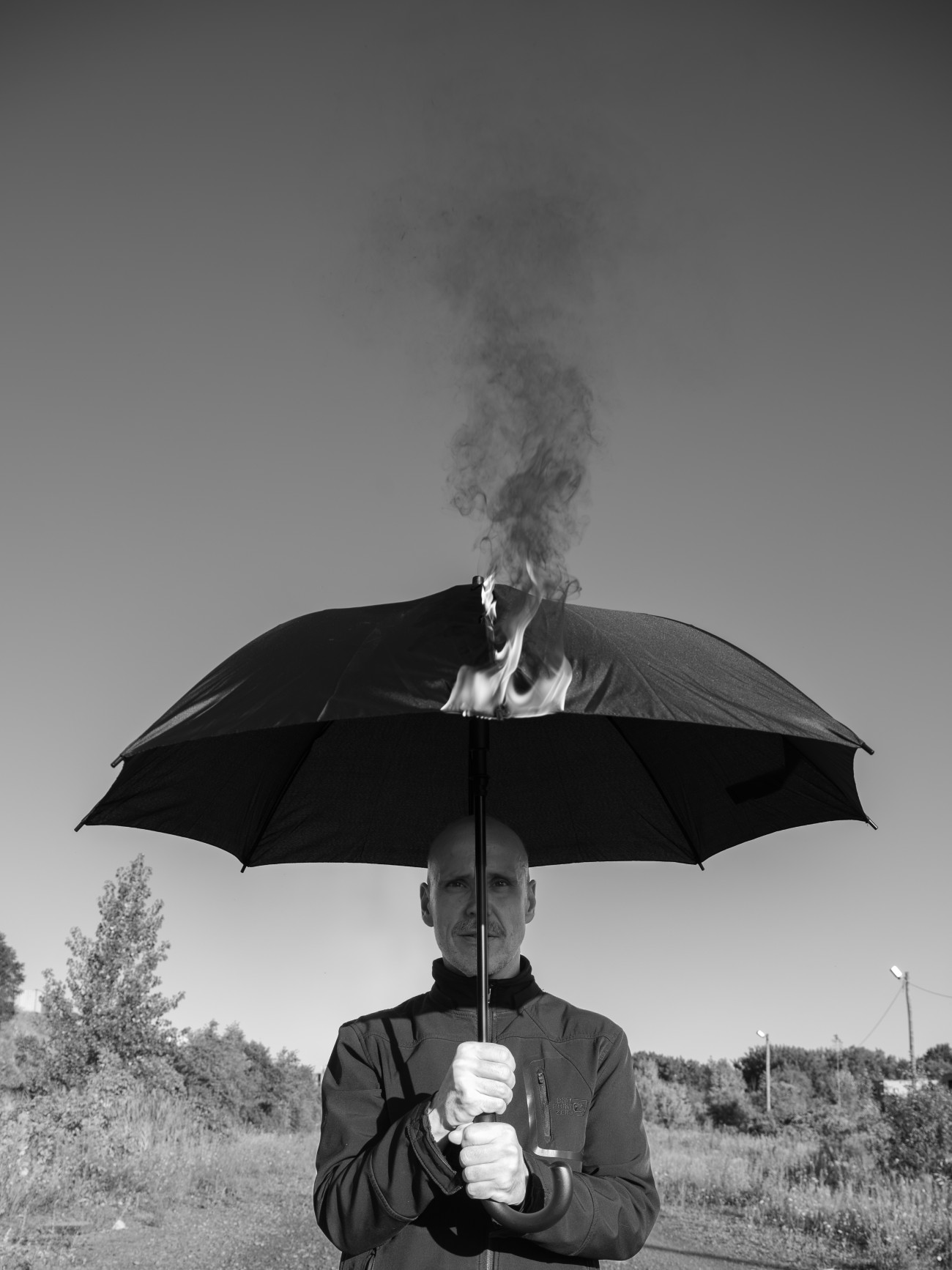 Steve Giasson. Performance invisible&nbsp;n&deg; 301&nbsp;(M&eacute;diter le d&eacute;sastre). Reenactment d&rsquo;Alex Sadkowsky, Titine Mensch et Candid Lang. f&uuml;r Dr. R. Z. in Kofferraum der Welt. 1971. Performeur : Steve Giasson. Cr&eacute;dit photographique : Martin Vinette. Assistance&nbsp;: F&eacute;lix Hould. Retouches photographiques : Charles-&Eacute;tienne Lebrun. 15 ao&ucirc;t 2025.