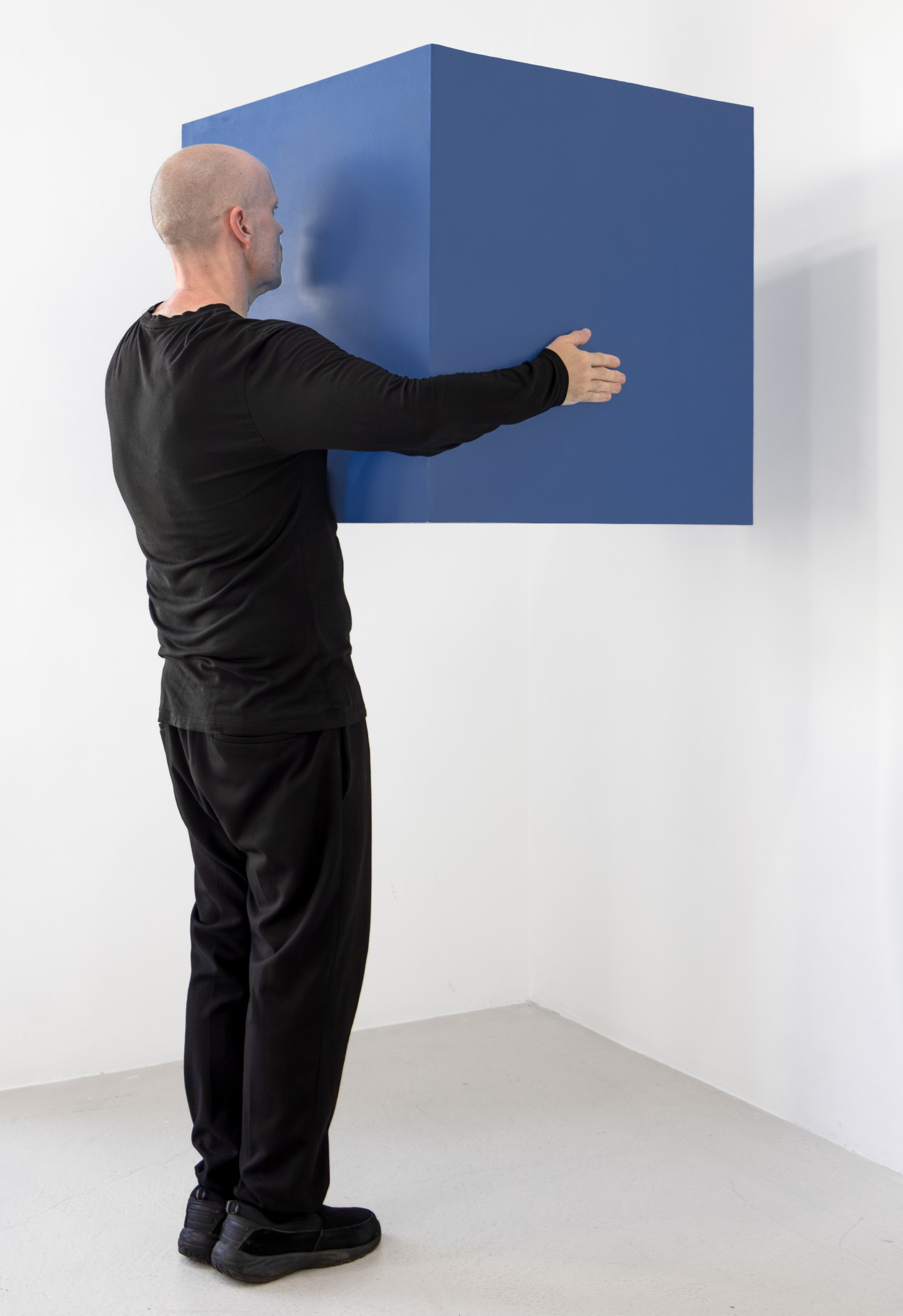 Steve Giasson. Performance invisible n&deg; 286 (Chercher une forme). Reenactment de&nbsp;Sigur&eth;ur Gu&eth;mundsson. Situations. 2000 [ca. 1970].&nbsp;Performeur : Steve Giasson. Cr&eacute;dit photographique : Martin Vinette. Cube et assistance : F&eacute;lix Hould. Retouches photographiques : Charles-&Eacute;tienne Lebrun. Galerie B-312. 15 ao&ucirc;t 2025.