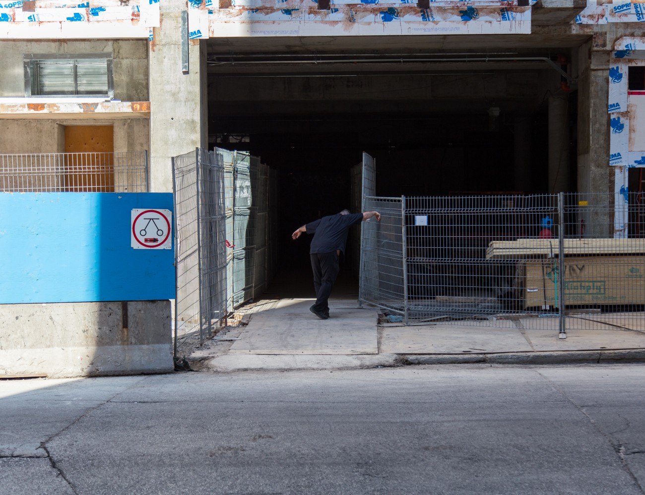 Katya Montaignac and Steve Giasson. Invisible Performance n° 109 (To put one’s ego aside: To dance lightly around the future Wilder Building). Performer : Steve Giasson. Photographer : Daniel Roy. 16 avril 2016.