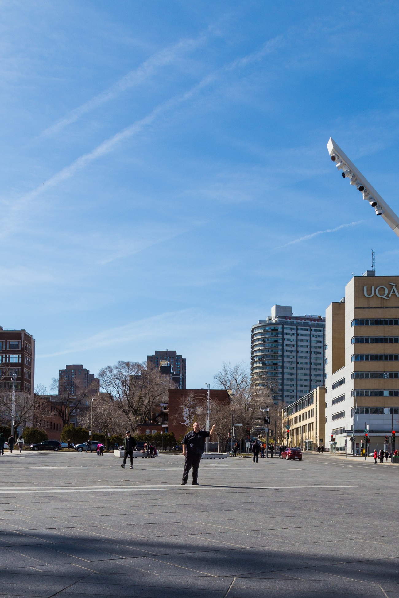 Sylvie Laplante y Steve Giasson. Performance invisible n° 109 (Dejar a un lado su ego :  llamar en voz alta "Christina" en una plaza pública). Performeur : Steve Giasson. Fotógrafo : Daniel Roy. 16 abril 2016.