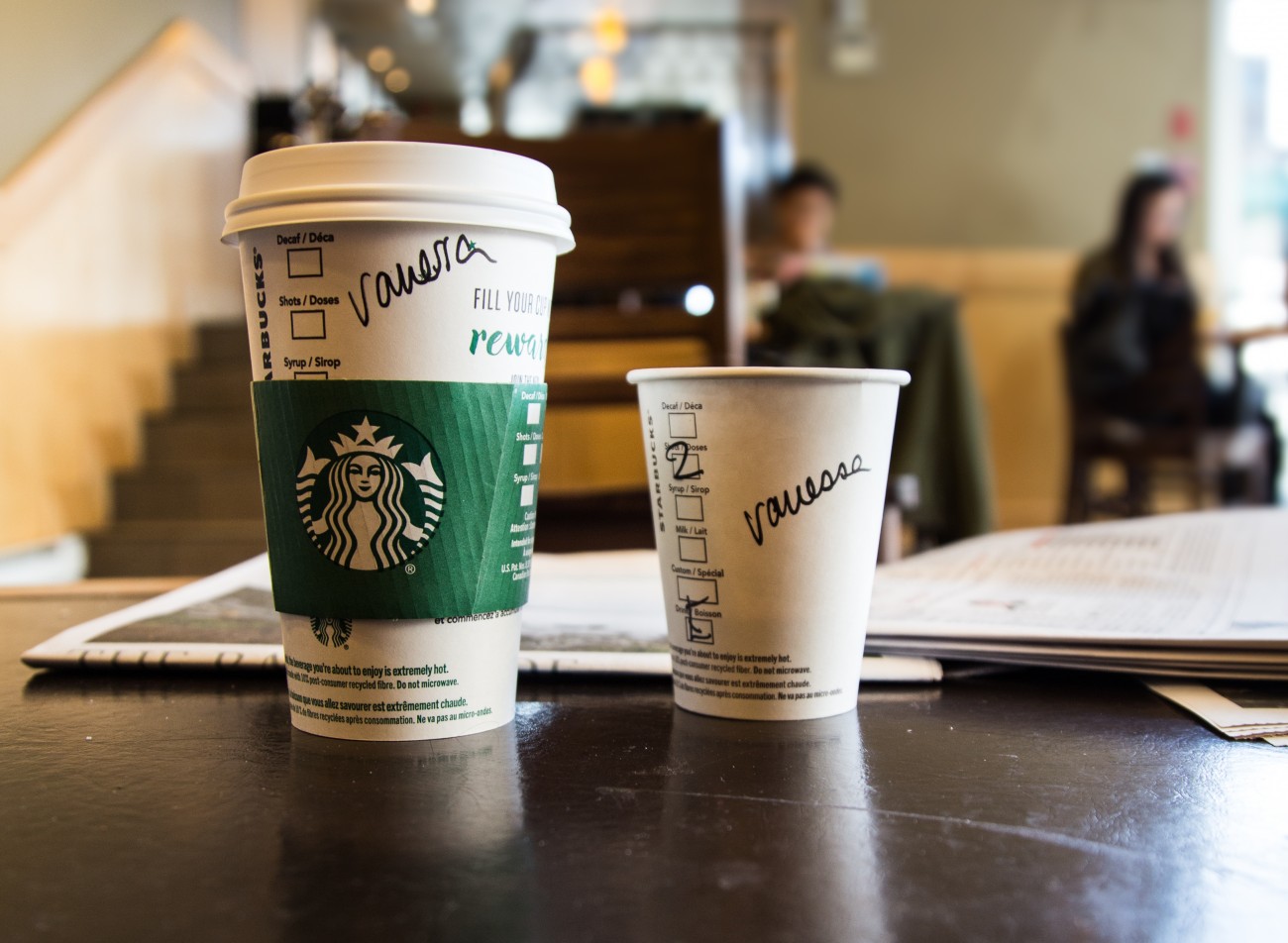 Vanessa Place and Steve Giasson. Invisible Performance n° 109 (To put one’s ego aside: To go by a false name at Starbucks). Performer : Steve Giasson. Photographer : Daniel Roy. 16 april 2016.