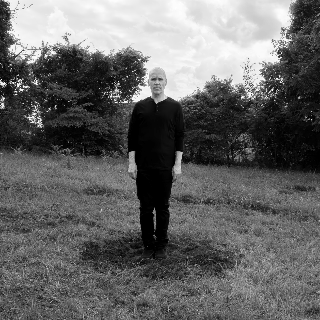 Steve Giasson. Performance invisible n&deg; 305 (Faire l'image). Reenactment de Keith Arnatt. Self-Burial (Television Interference Project). 1969.&nbsp;Performeur : Steve Giasson. Cr&eacute;dit photographique : Martin Vinette. Assistance : F&eacute;lix Hould,&nbsp;Colin Hould, Dominique Vincent et Francis Brabant. Retouches photographiques : Charles-&Eacute;tienne Lebrun. 19 juillet 2025.