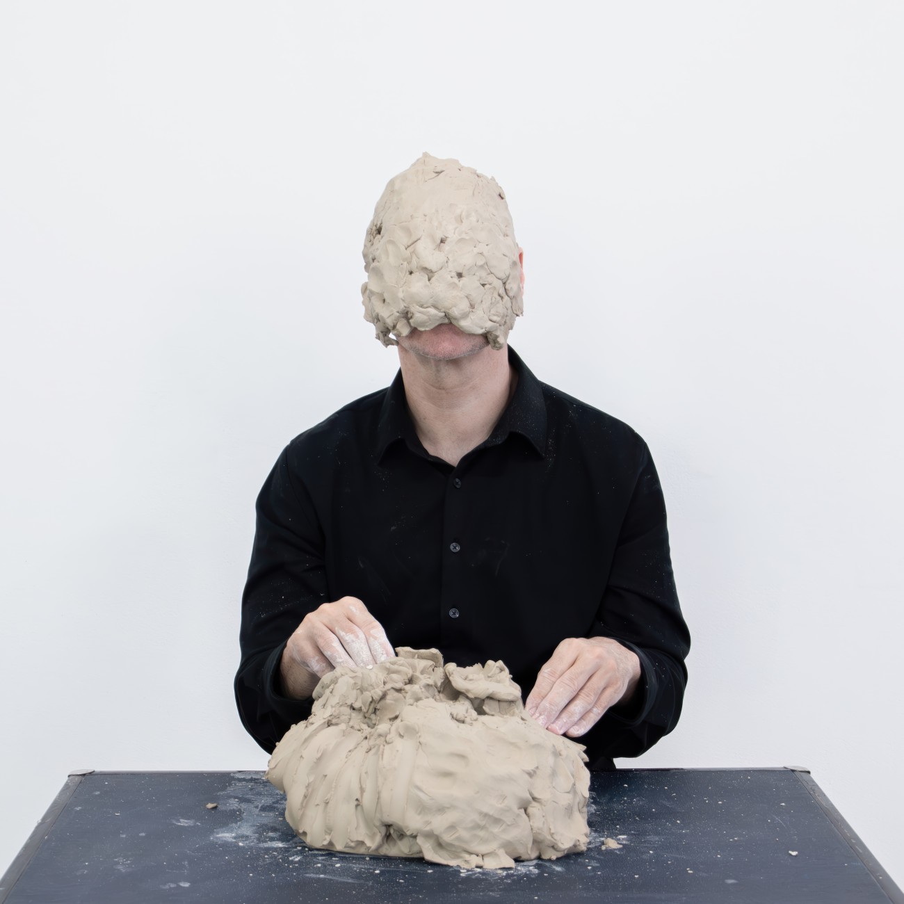 Steve Giasson. Performance invisible n&deg; 254 (Changer de visage). Reenactment de Eliseo Mattiacci. Rifarsi.&nbsp;1973. Performeur : Steve Giasson. Cr&eacute;dit photographique : Martin Vinette. Assistance : F&eacute;lix Hould. Retouches photographiques : Charles-&Eacute;tienne Lebrun. Galerie B-312. 17 ao&ucirc;t 2025.