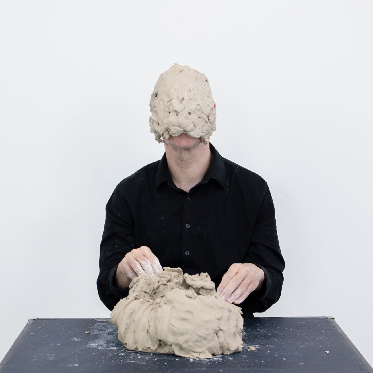 Steve Giasson. Performance invisible n&deg; 254 (Changer de visage). Reenactment de Eliseo Mattiacci. Rifarsi.&nbsp;1973. Performeur : Steve Giasson. Cr&eacute;dit photographique : Martin Vinette. Assistance : F&eacute;lix Hould. Retouches photographiques : Charles-&Eacute;tienne Lebrun. Galerie B-312. 17 ao&ucirc;t 2025.
