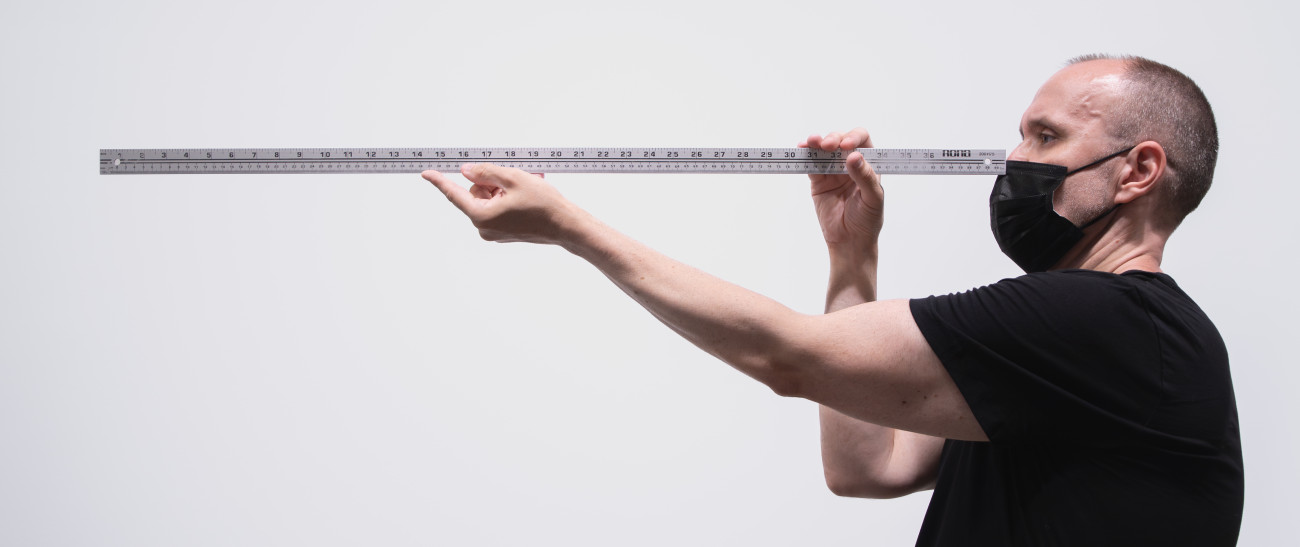 Steve Giasson. Performance invisible n&deg; 255 (Garder ses distances). Reenactment d'Esther Ferrer. GESTE BARRI&Egrave;RE: 1 METRO. 2020. Performeur : Steve Giasson. Cr&eacute;dit photographique : Martin Vinette. Retouches photographiques : Charles-&Eacute;tienne Lebrun. Centre Clark. 7 juillet 2024.