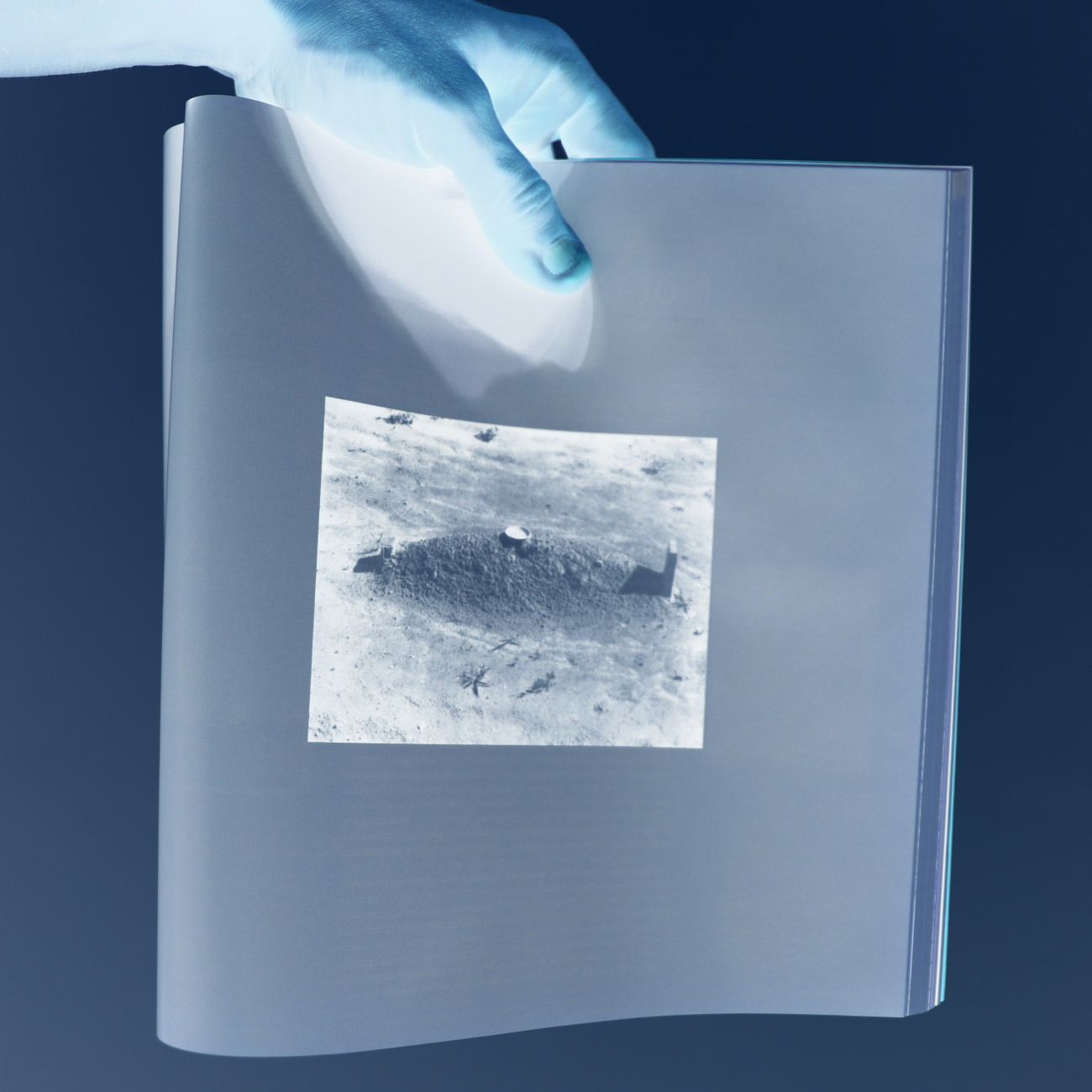 Steve Giasson. Performance invisible n&deg; 258 (Faire le n&eacute;gatif). D'apr&egrave;s Sherrie Levine. After Walker Evans Negative. 1981 - 1990 / 2009. Artforum International. Vol. 48. N&deg; 1. Septembre 2009. D'apr&egrave;s&nbsp;Jonathan Monk. Hand holding negative. 2015. Performance, cr&eacute;dit photographique et retouches photographiques : Steve Giasson. Centre Clark. 7 juillet 2024.