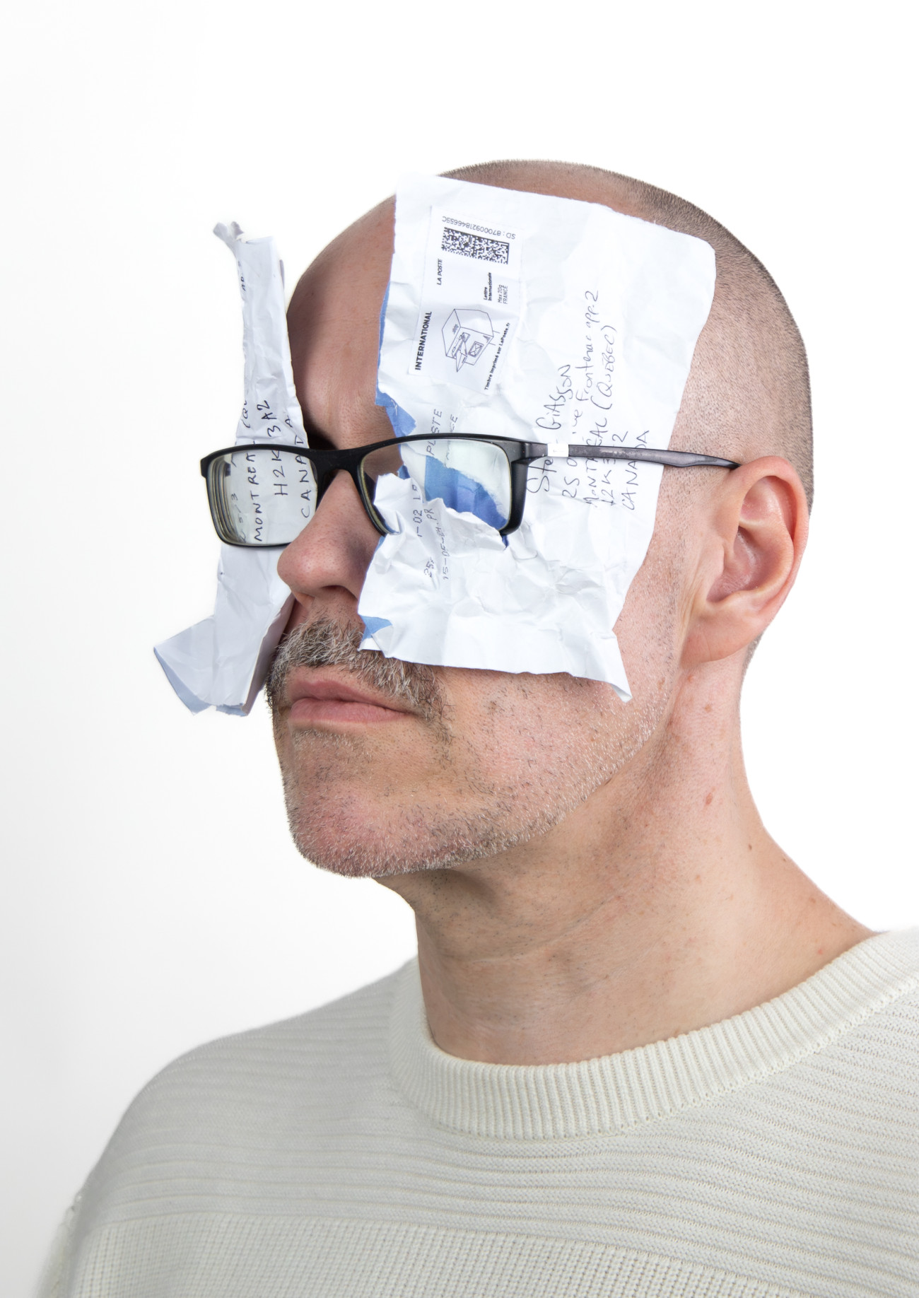 Steve Giasson. Performance invisible n&deg; 264 (Lire rien). Reenactment d'Ulises Carri&oacute;n. Self-portrait. 1979. Performeur : Steve Giasson. Cr&eacute;dit photographique : Martin Vinette. Enveloppes : Alex Chevalier et Michel Collet. Retouches photographiques : Charles-&Eacute;tienne Lebrun. 8 juin 2025.