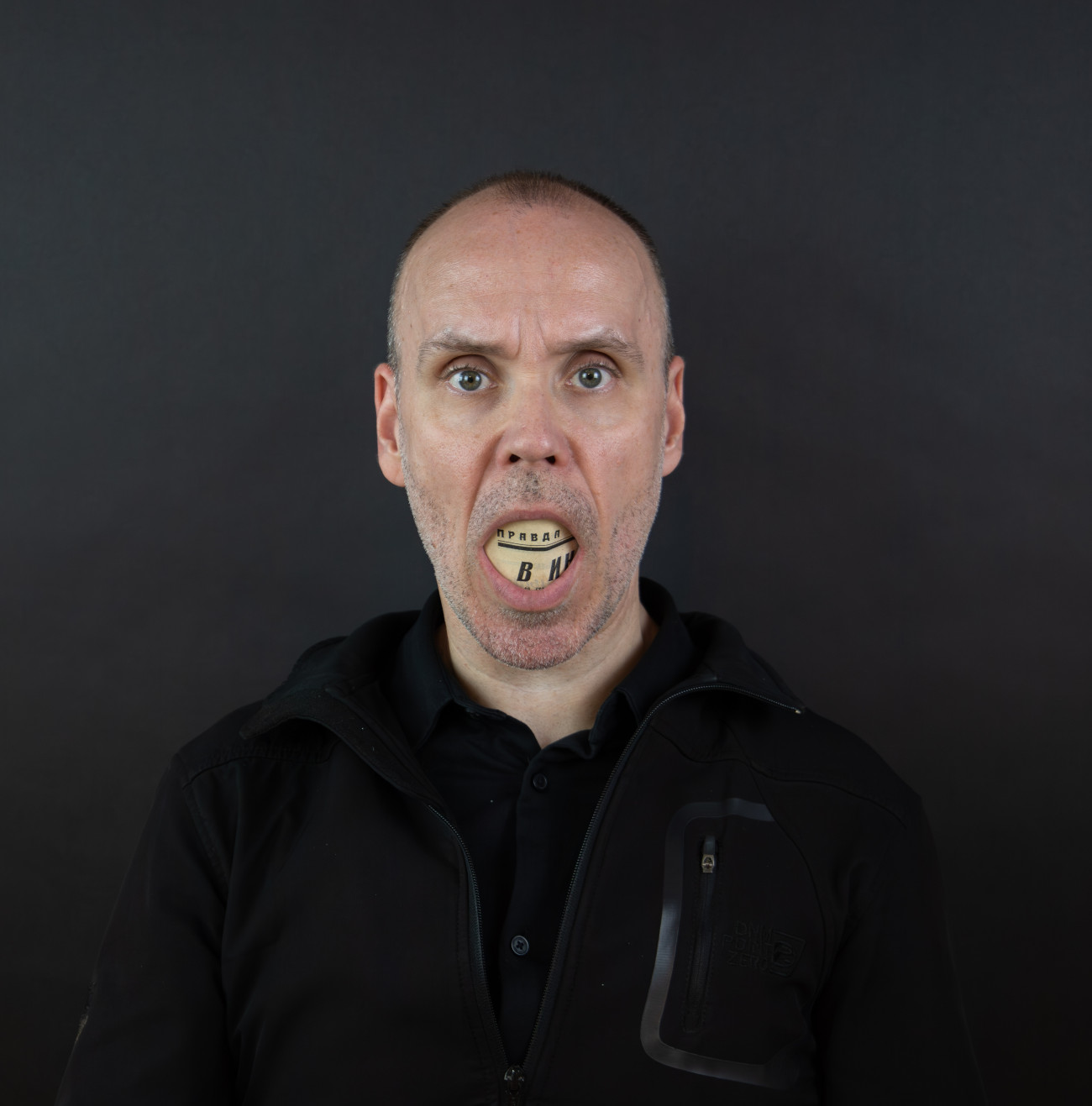 Steve Giasson. Performance invisible n&deg; 266 (Tout fausser). Reenactment de&nbsp;Ľubomír Ďurček. Návštevník (Päť návštev).&nbsp;[ Visiteur (Cinq visites)].&nbsp;1980. Performeur : Steve Giasson. Cr&eacute;dit photographique : Martin Vinette. Assistance : Genevi&egrave;ve Dagenais. Retouches photographiques : Charles-&Eacute;tienne Lebrun. Centre des arts actuels SKOL. 28 juillet 2024.