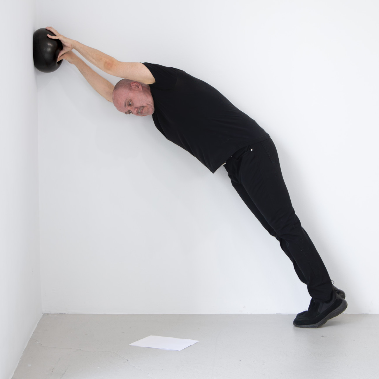 Steve Giasson. Performance invisible n&deg; 271 (Faire son num&eacute;ro).&nbsp;Reenactment de Tokio Maruyama. Photographic fragments from a short action. 2021. Performeur : Steve Giasson. Cr&eacute;dit photographique : Martin Vinette. Retouches photographiques : Charles-&Eacute;tienne Lebrun. Galerie B-312. 2 ao&ucirc;t 2025.