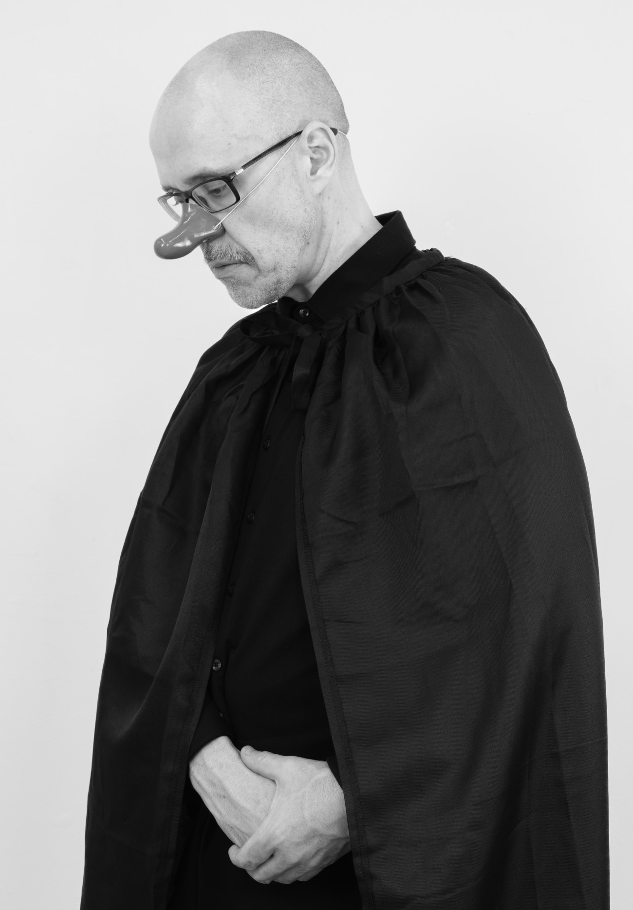 Steve Giasson. Performance invisible n&deg; 273 (Finir clown). Reenactment d'Emilio Prini. Senza titolo (Alieno). 1968. Performeur : Steve Giasson. Cr&eacute;dit photographique et retouches photographiques : Charles-&Eacute;tienne Lebrun. 8 janvier 2026.