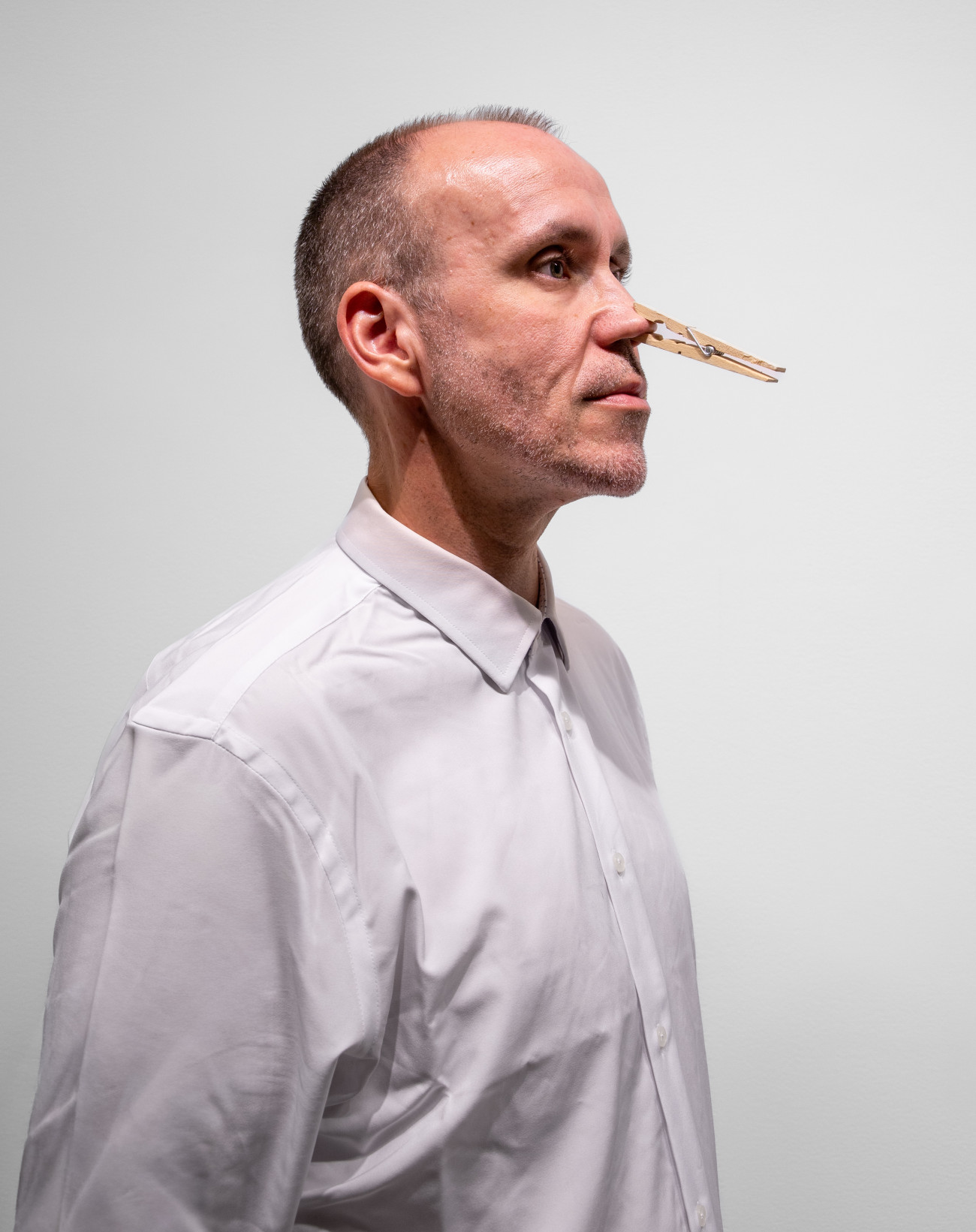 Steve Giasson. Performance invisible n&deg; 274 (Cultiver ses regrets). Reenactment de&nbsp;Sigur&eth;ur Gu&eth;mundsson. Regret (Spijt). 1976. Performeur : Steve Giasson. Cr&eacute;dit photographique : Martin Vinette. Retouches photographiques : Jason&nbsp;Eastman Maynard. Centre Clark. 14 juillet 2024.
