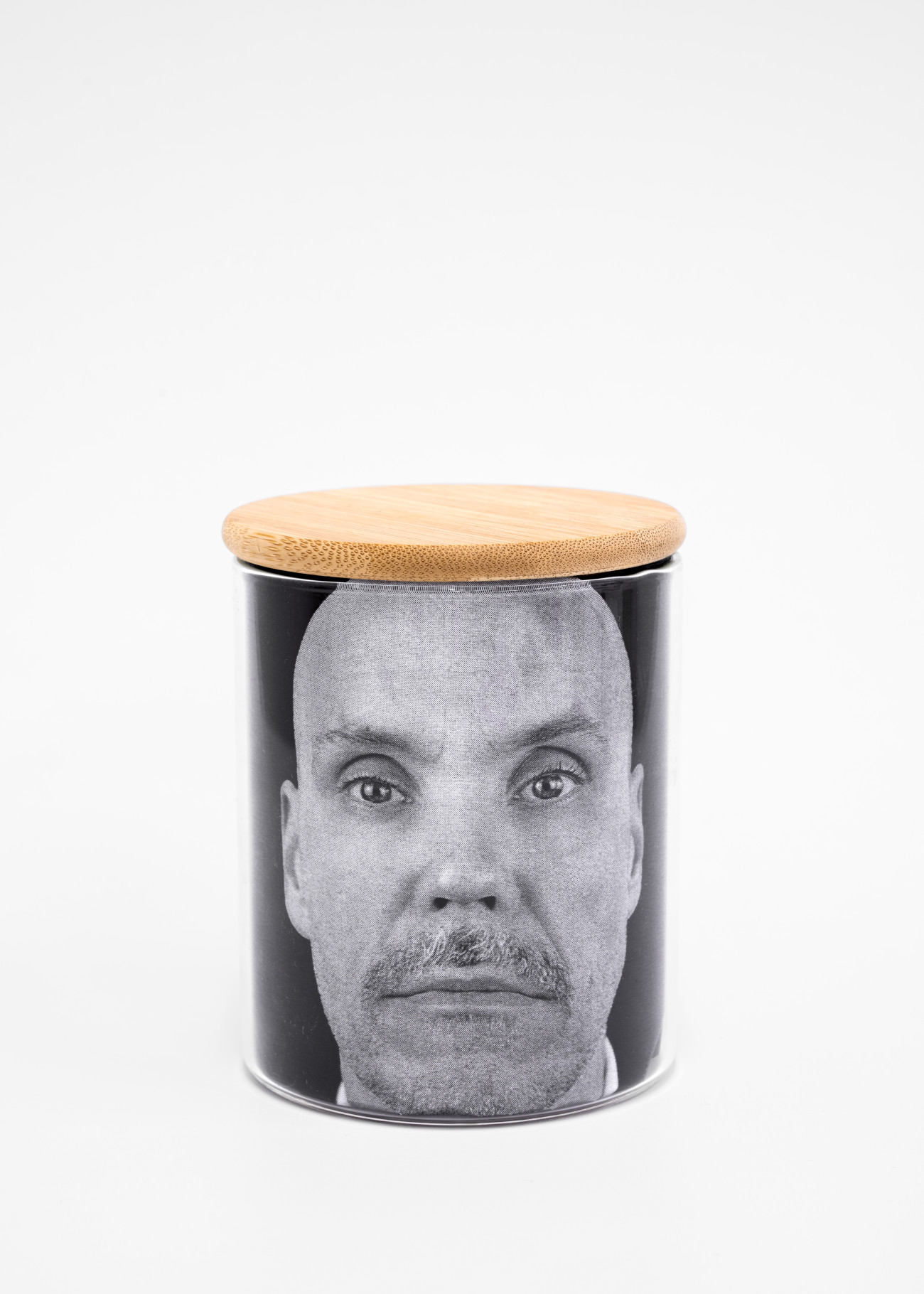 Steve Giasson. Performance invisible n&deg; 278 (&Ecirc;tre sa propre marchandise). D'apr&egrave;s Marcel Broodthaers.&nbsp;Autoportrait. 1966.&nbsp;D'apr&egrave;s&nbsp;Marcel Broodthaers.&nbsp;Pot avec photo noir et blanc (Autoportrait).&nbsp;1967.&nbsp;Cr&eacute;dit photographique : Martin Vinette et&nbsp;Charles-&Eacute;tienne Lebrun. Retouches photographiques : Charles-&Eacute;tienne Lebrun. 15 juin 2025.