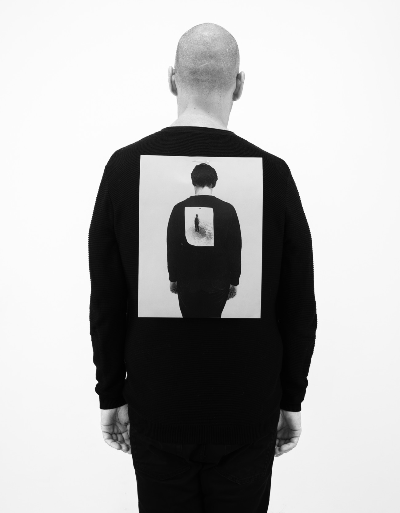 Steve Giasson. Performance invisible n&deg; 280 (Faire des images (au lieu de faire des enfants)). Reenactment d'Emilio Prini. Introduzione alle statue [Introduction aux statues]. 1968. Performeur : Steve Giasson. Cr&eacute;dit photographique : Martin Vinette. Retouches photographiques : Charles-&Eacute;tienne Lebrun. Galerie B-312. 21 ao&ucirc;t 2025.