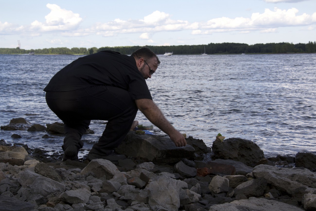 Steve Giasson. Performance invisible n° 15 (Abandonner un sandwich au thon). Performeur : Steve Giasson. Crédit photographique : Daniel Roy. 8 août 2015.