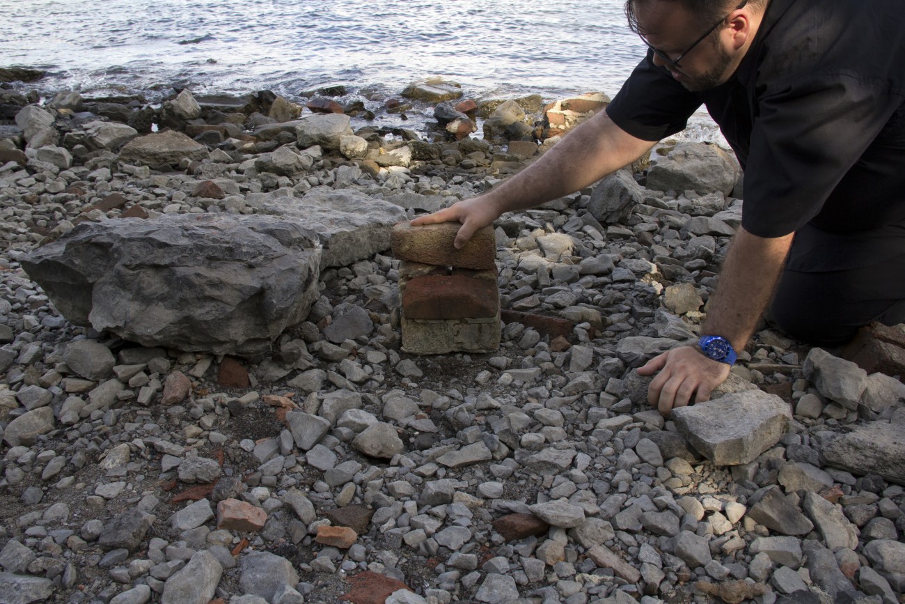 Steve Giasson. Performance invisible n° 16 (Poser des briques par-dessus d'autres briques). Performeur : Steve Giasson. Crédit photographique : Daniel Roy. 8 août 2015.