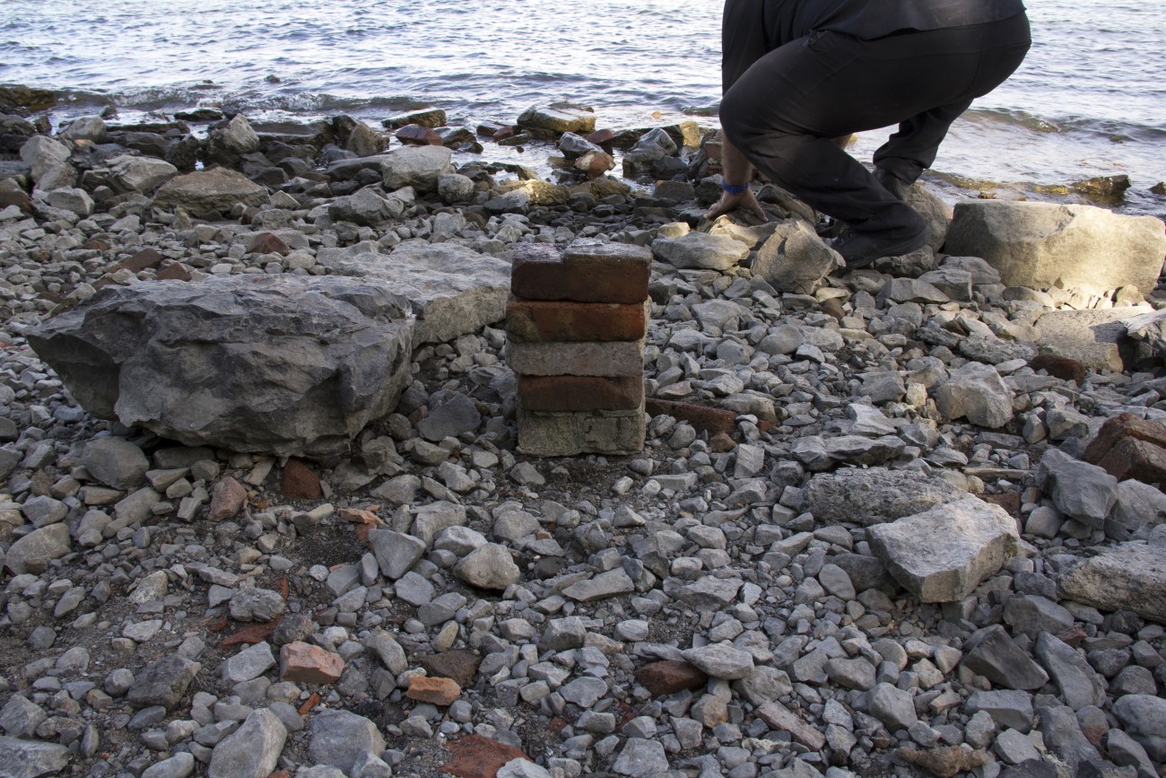 Steve Giasson. Performance invisible n° 16 (Poser des briques par-dessus d'autres briques). Performeur : Steve Giasson. Crédit photographique : Daniel Roy. 8 août 2015.