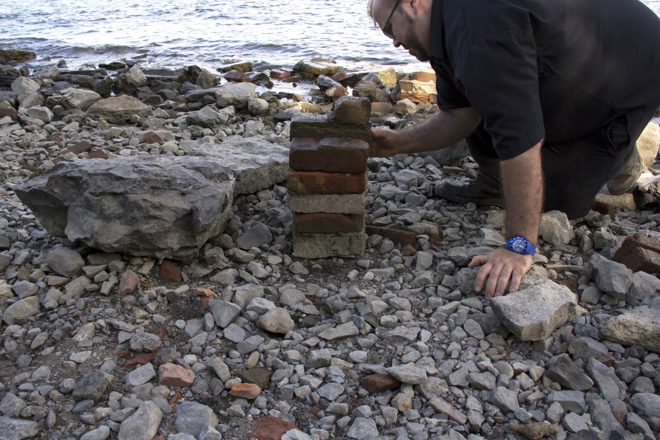 Steve Giasson. Performance invisible n° 16 (Poser des briques par-dessus d'autres briques). Performeur : Steve Giasson. Crédit photographique : Daniel Roy. 8 août 2015.