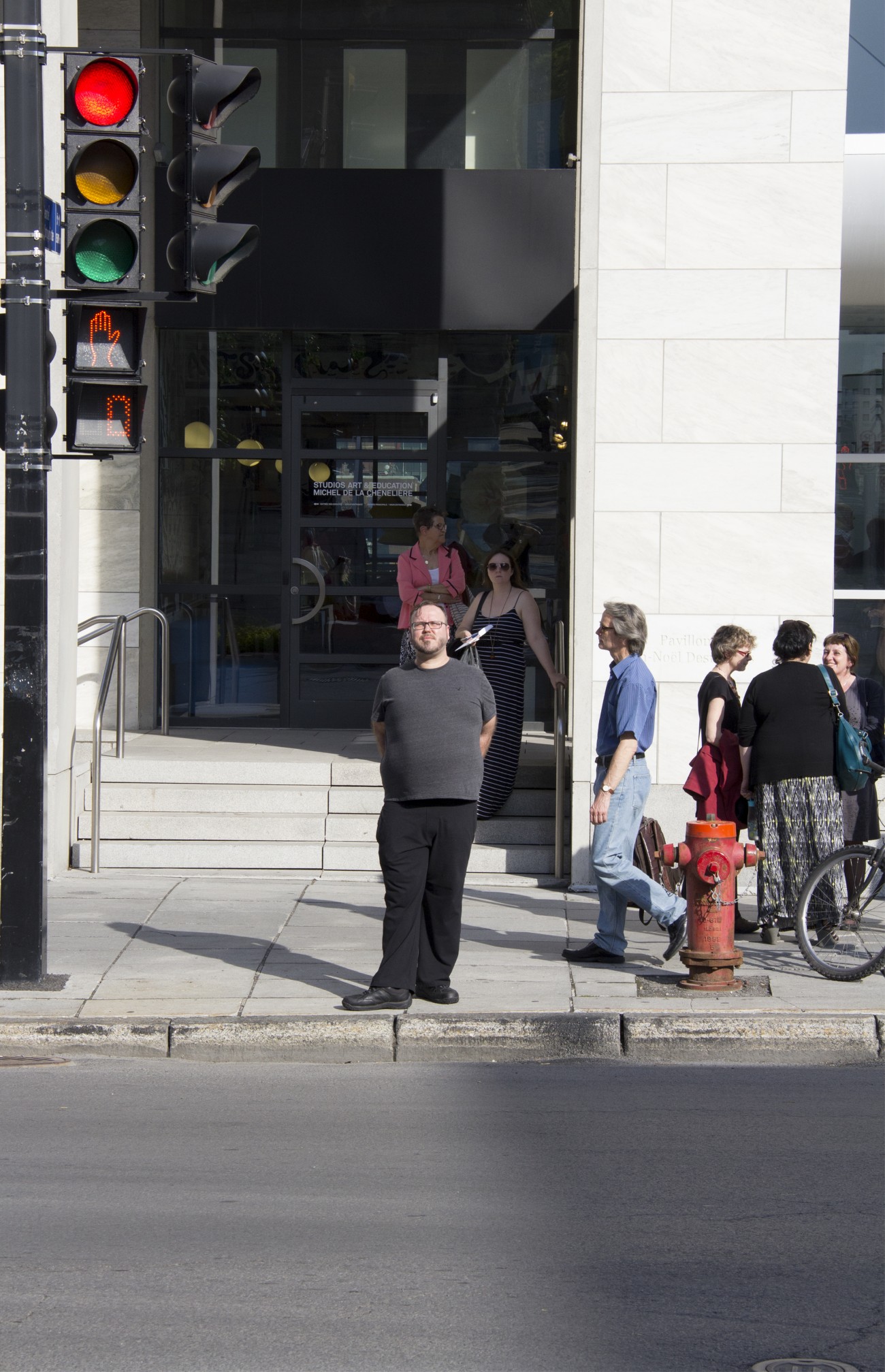 Steve Giasson. Performance invisible n&deg; 5 (Adopter, pendant un certain temps, au coin d&rsquo;une rue, la position de Marie van Goethem par Edgar Degas et demeurer debout dans une attitude de repos, les jambes en dehors, les pieds formant la quatri&egrave;me position classique du ballet, les mains derri&egrave;re le dos, le buste dress&eacute; et la t&ecirc;te rejet&eacute;e en arri&egrave;re). Performeur : Steve Giasson. Cr&eacute;dit photographique : Daniel Roy. 26 mai 2015.