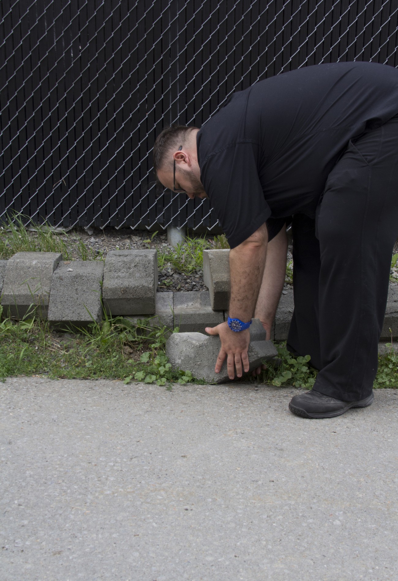 Steve Giasson. Performance invisible n° 6 (Remettre une pierre à sa place (dans un mur, dans un trottoir, dans un lac).) Performeur : Steve Giasson. Crédit photographique : Daniel Roy. 27 juin 2015.