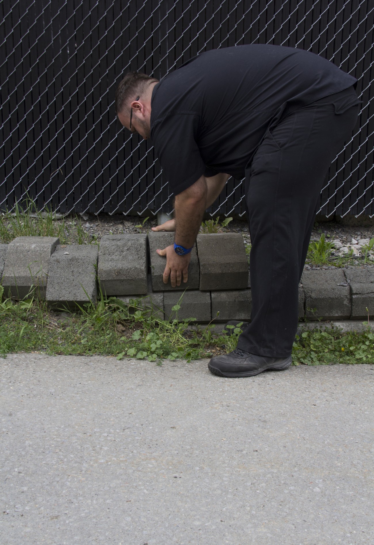 Steve Giasson. Performance invisible n° 6 (Remettre une pierre à sa place (dans un mur, dans un trottoir, dans un lac).) Performeur : Steve Giasson. Crédit photographique : Daniel Roy. 27 juin 2015.