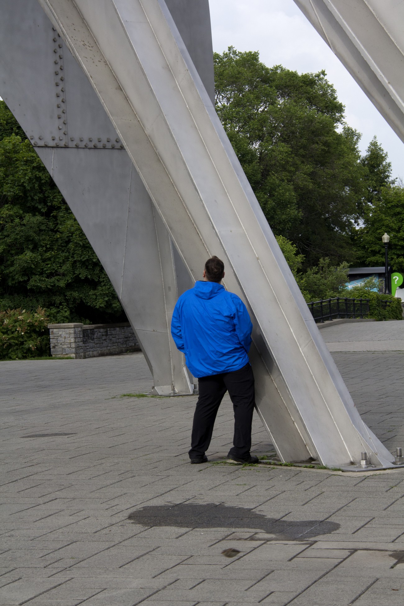 Steve Giasson. Performance invisible n&deg; 11 (Se masturber discr&egrave;tement contre une sculpture d&rsquo;Alexander Calder.) Alexander Calder. Trois disques (L'Homme). 1967. Parc Jean-Drapeau, &Icirc;le Sainte-H&eacute;l&egrave;ne, Montr&eacute;al.&nbsp; Performeur : Steve Giasson. Cr&eacute;dit photographique : Daniel Roy. 1er juiller 2015.