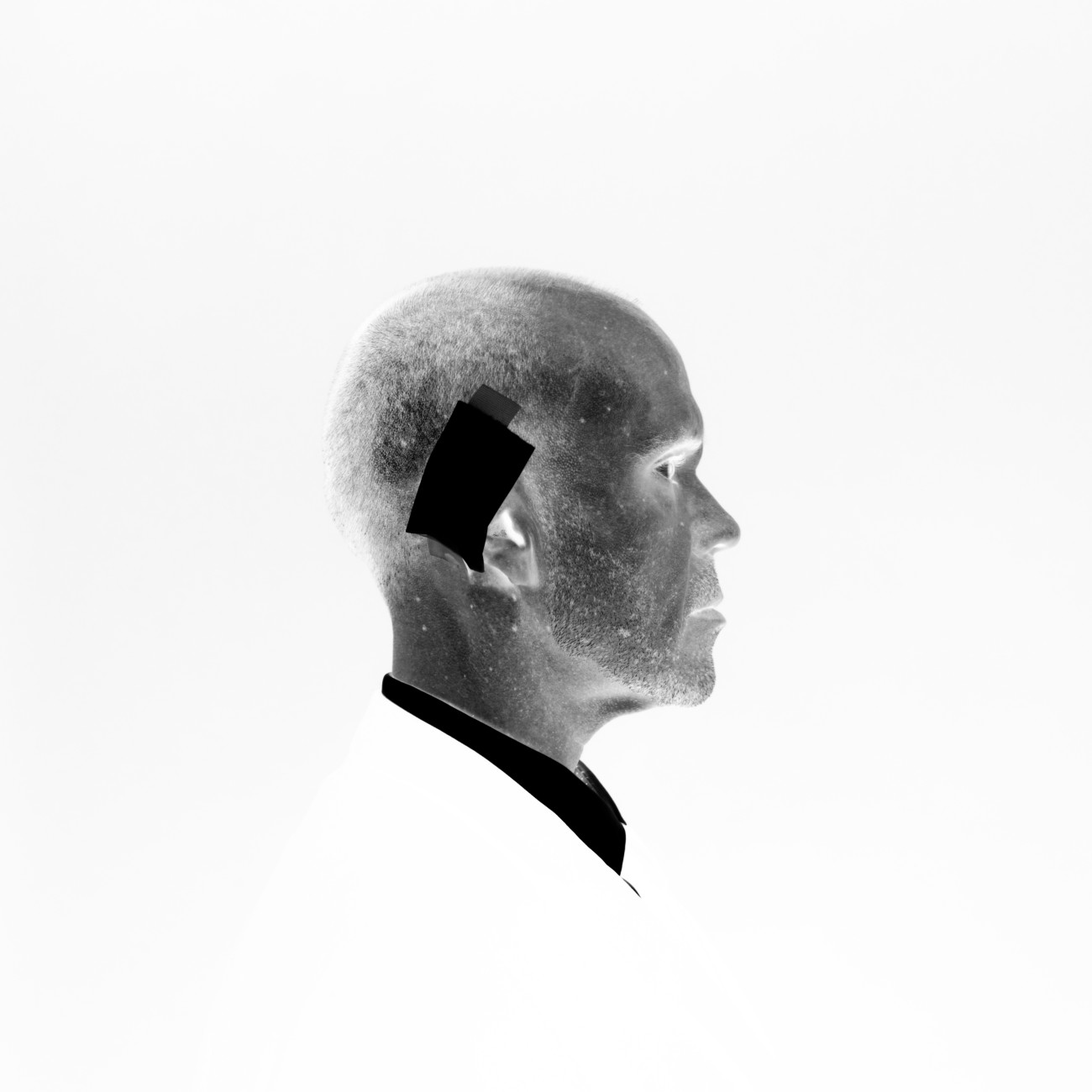 Steve Giasson. Performance invisible&nbsp;n&deg; 300&nbsp;(Se couper l&rsquo;oreille pour l&rsquo;art). D&rsquo;apr&egrave;s Goran Trbuljak. VII the original idea that I cut off my ear because of art has already been done by someone else. 2019. D&rsquo;apr&egrave;s Patrick T. Fallon/Robert Gauthier/Getty Images. Deux photographies sans titre in Julia Pugachevsky. The classic psychological phenomenon behind Trump supporters' fake ear bandages. Business Insider. 20 juillet 2024. D&rsquo;apr&egrave;s Rosemarie Trockel. Ally. 2025. Performeur : Steve Giasson. Cr&eacute;dit photographique : Martin Vinette. Retouches photographiques : Steve Giasson. Centre des arts actuels SKOL. 17 ao&ucirc;t 2024.