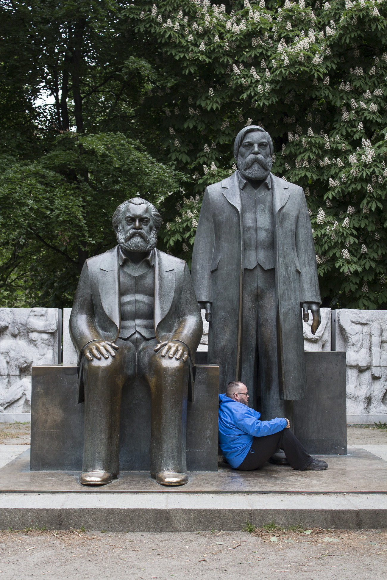 Steve Giasson. Performance invisible n&deg; 132 (&Ecirc;tre distraitement d&eacute;sesp&eacute;r&eacute;). Ludwig Engelhardt. Karl Marx und Friedrich Engels. 1985. Performeur : Steve Giasson. Cr&eacute;dit photographique : Martin Vinette.&nbsp;Marx-Engels-Forum, Berlin. 16 mai 2016.