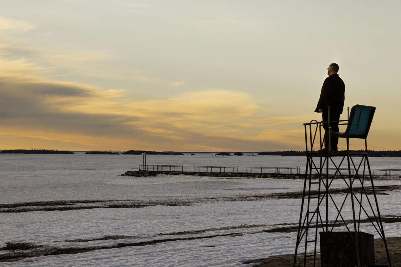 Steve Giasson. Performance invisible n&deg; 151 (Surveiller rien). Cr&eacute;dit photographique : Martin Vinette.&nbsp;Lac Saint-Jean / Pi&eacute;kouagami, 28 avril 2017.