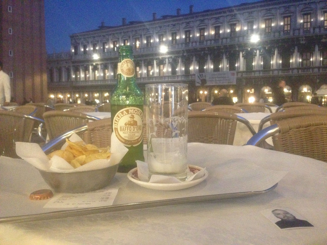 Performance invisible n° 36 (Insérer discrètement des autoportraits photographiques dans des catalogues et des lieux d’exposition). D'après Jonathan Monk. Lost In Your Head. ? Piazza San Marco. 56. Esposizione Internazionale d’Arte. Biennale di Venezia 2015. Performeurs : Patrice Loubier et Steve Giasson. Crédit photographique : Patrice Loubier.