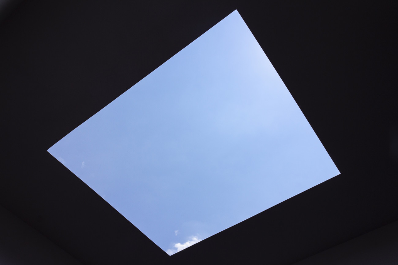 Steve Giasson. Performance invisible n&deg; 208 (Fuir le soleil).&nbsp;James Turrell. Meeting. 1980-86/2016.&nbsp;Performeurs : Steve Giasson et Martin Vinette. Cr&eacute;dit photographique : Steve Giasson. Retouches photographiques : Daniel Roy. MoMA PS1, New York. 10 juillet 2017. 