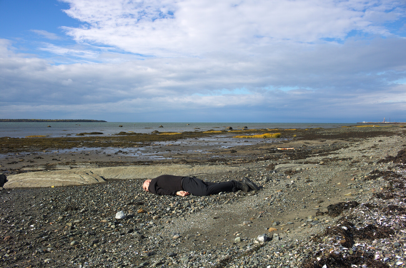 Steve Giasson. Performance invisible n&deg; 141 (Faire semblant (ou Adopter la posture d'Ai Weiwei reproduisant celle du petit Alan Kurd&icirc; noy&eacute; sur une plage)). D'apr&egrave;s Rohit Chawla. Ai Weiwei in Lesbos for India Today. 2016. Performeur : Steve Giasson. Cr&eacute;dit photographique : Martin Vinette. Retouches photographiques : Daniel Roy. Rimouski. 4 octobre 2018.
&nbsp;