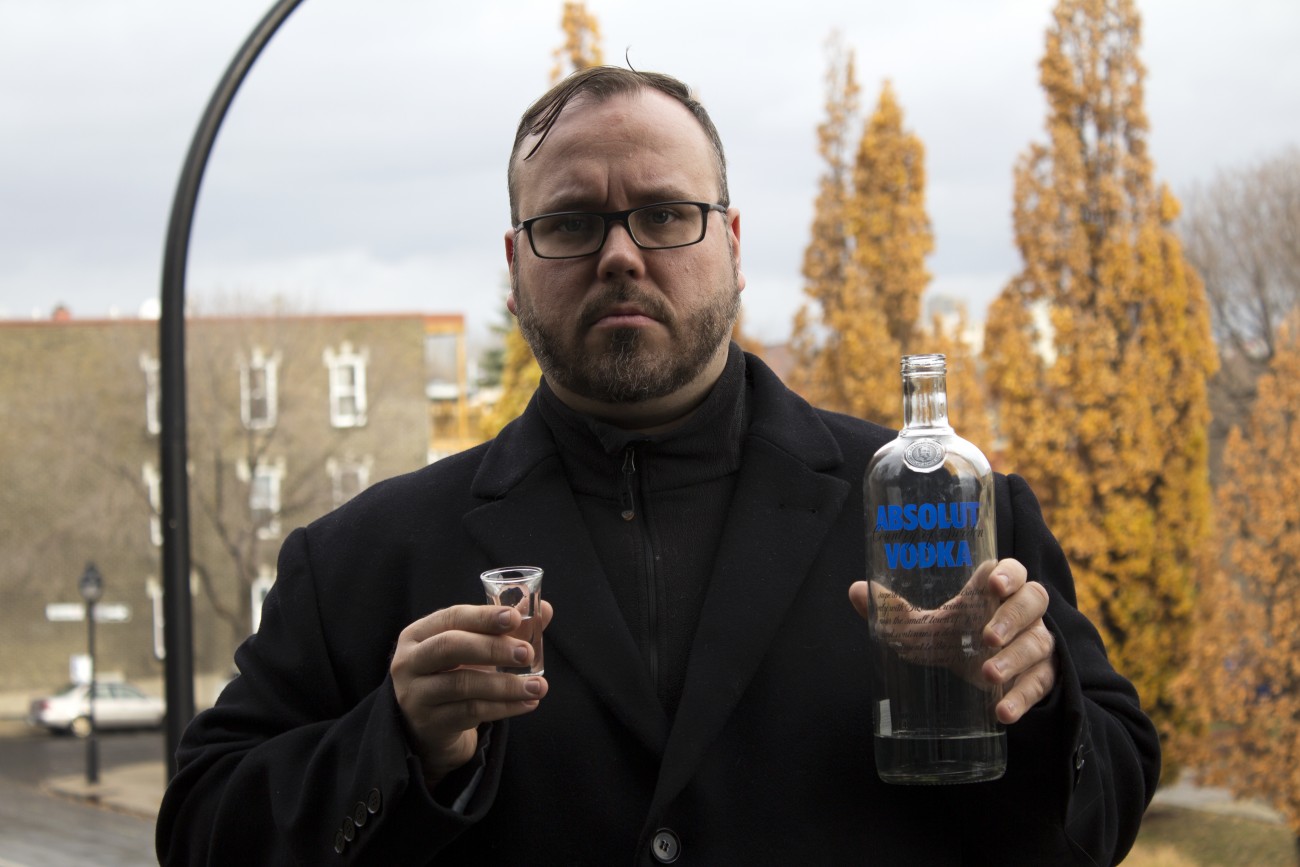 Steve Giasson. Performance invisible n° 44 (Boire de la vodka sous la pluie). Performeur : Steve Giasson. Crédit photographique : Martin Vinette. 11 novembre 2015.