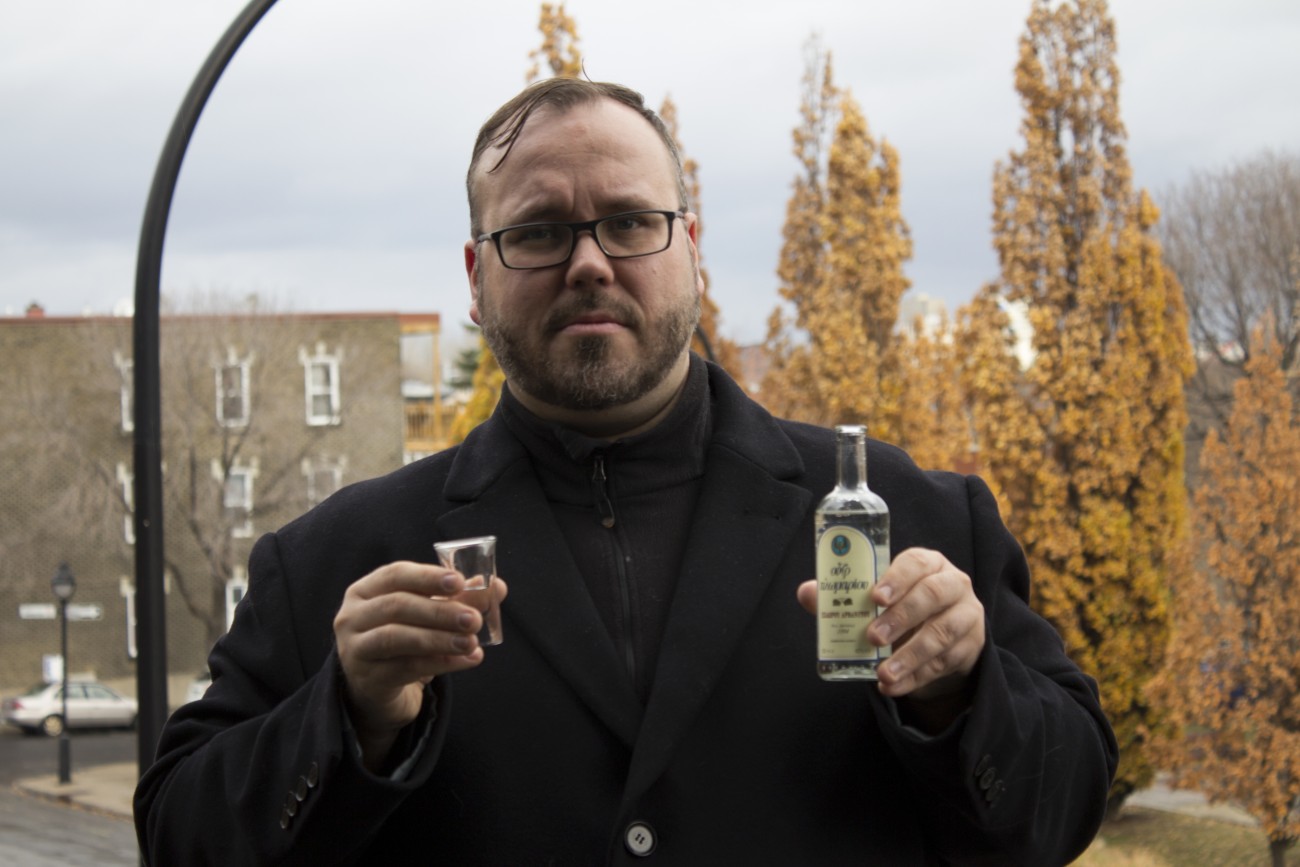 Steve Giasson. Performance invisible n° 49 (Boire de l'ouzo sous la pluie). Performeur : Steve Giasson. Crédit photographique : Martin Vinette. 11 novembre 2015.