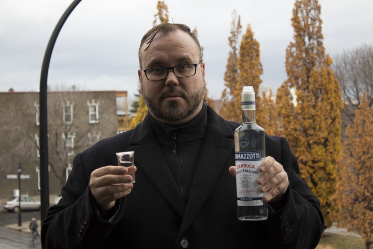 Steve Giasson. Performance invisible n° 50 (Boire de la sambuca sous la pluie). Performeur : Steve Giasson. Crédit photographique : Martin Vinette. 11 novembre 2015.