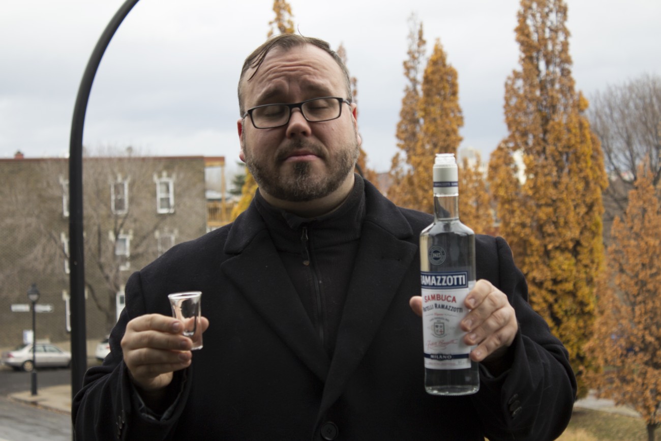 Steve Giasson. Performance invisible n° 50 (Boire de la sambuca sous la pluie). Performeur : Steve Giasson. Crédit photographique : Martin Vinette. 11 novembre 2015.