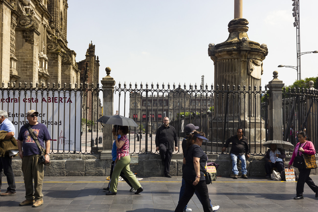 Steve Giasson. Performance invisible n&deg; 154 (&Ecirc;tre de trop). Reenactment de Francis Al&yuml;s. Turista. 1994. Performeur : Steve Giasson. Cr&eacute;dit photographique : Martin Vinette. Plaza de la Constituci&oacute;n, Mexico, 2 novembre 2017.