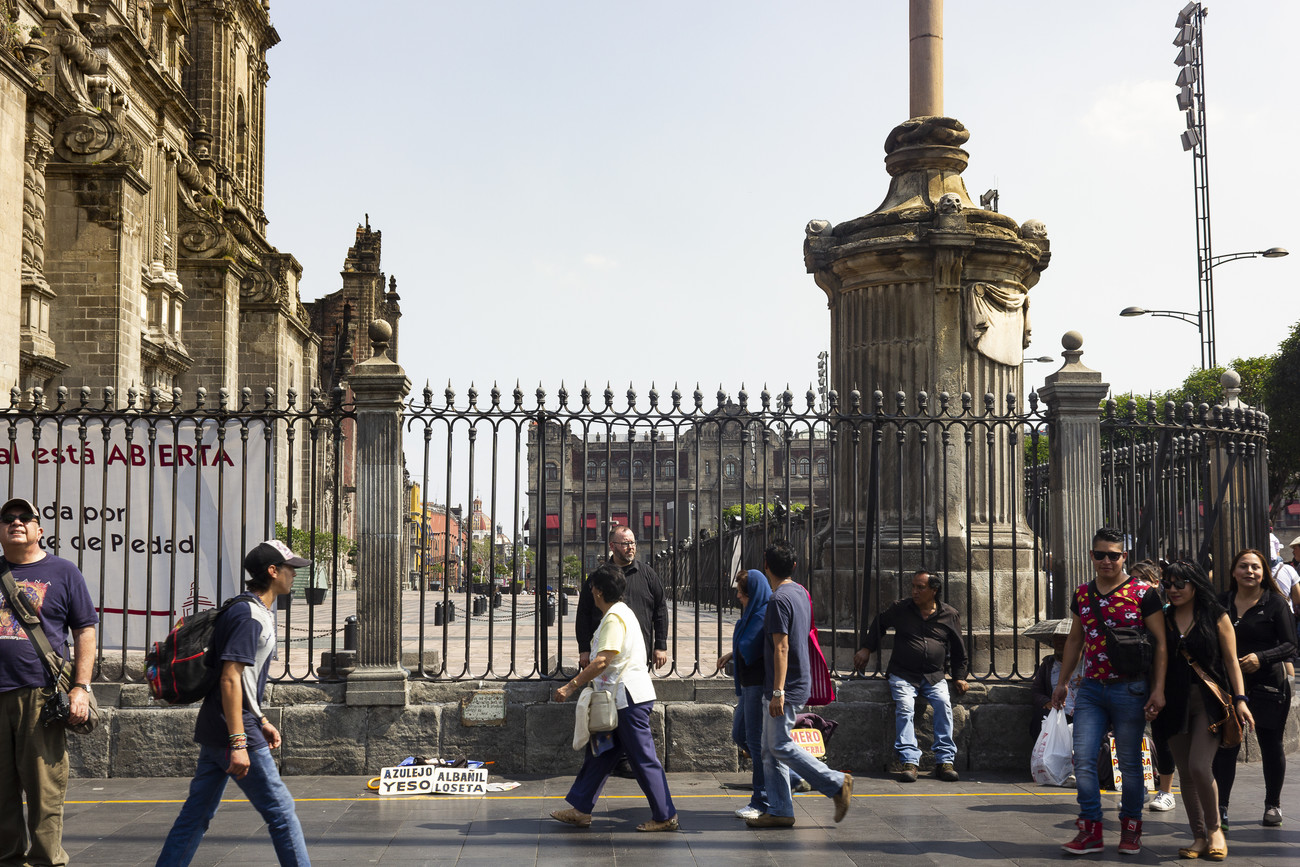 Steve Giasson. Performance invisible n&deg; 154 (&Ecirc;tre de trop). Reenactment de Francis Al&yuml;s. Turista. 1994. Performeur : Steve Giasson. Cr&eacute;dit photographique : Martin Vinette. Plaza de la Constituci&oacute;n, Mexico, 2 novembre 2017.